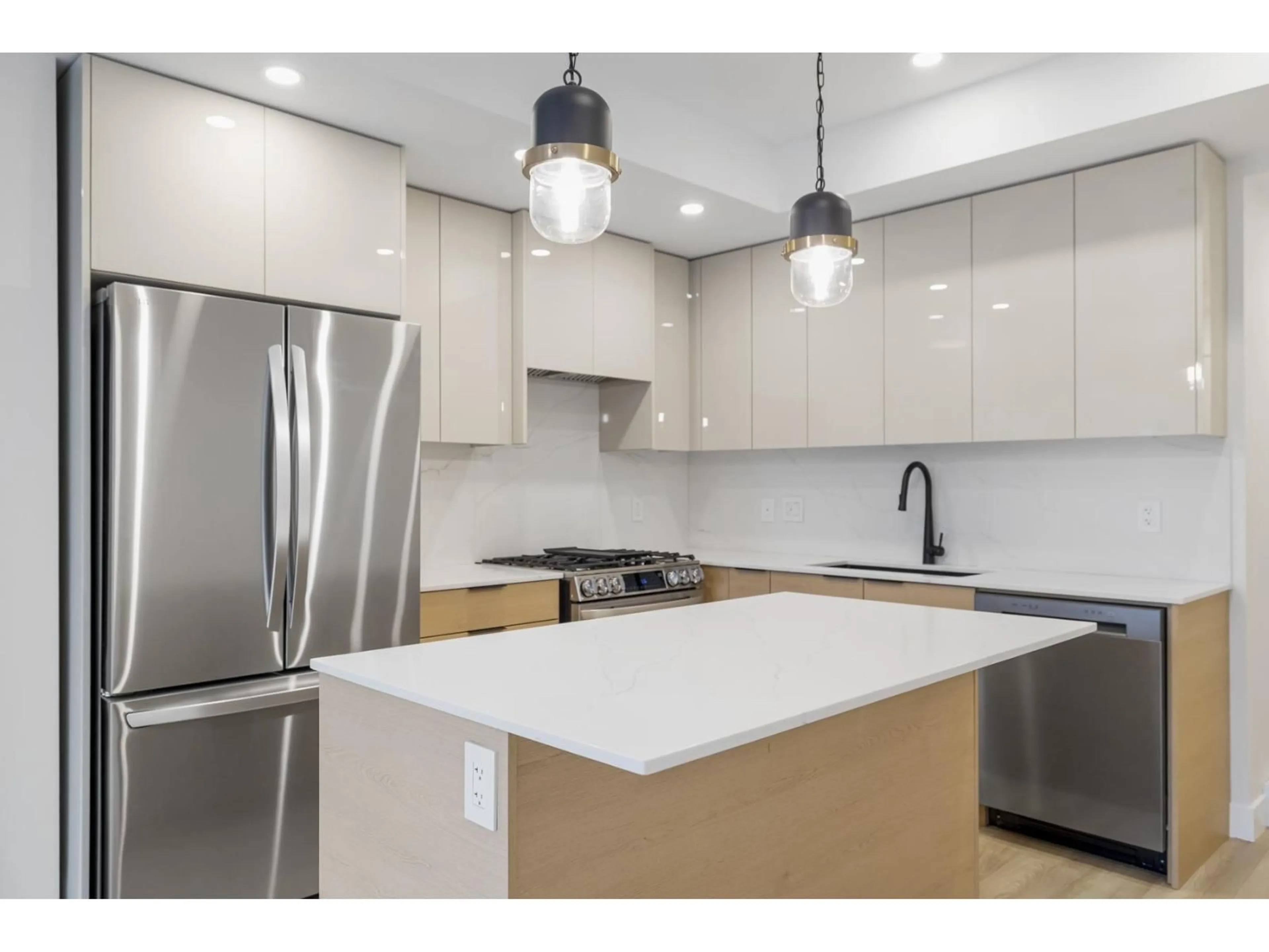 Unknown for 203 - 15353 17 AVENUE, Surrey British Columbia V4A1T8