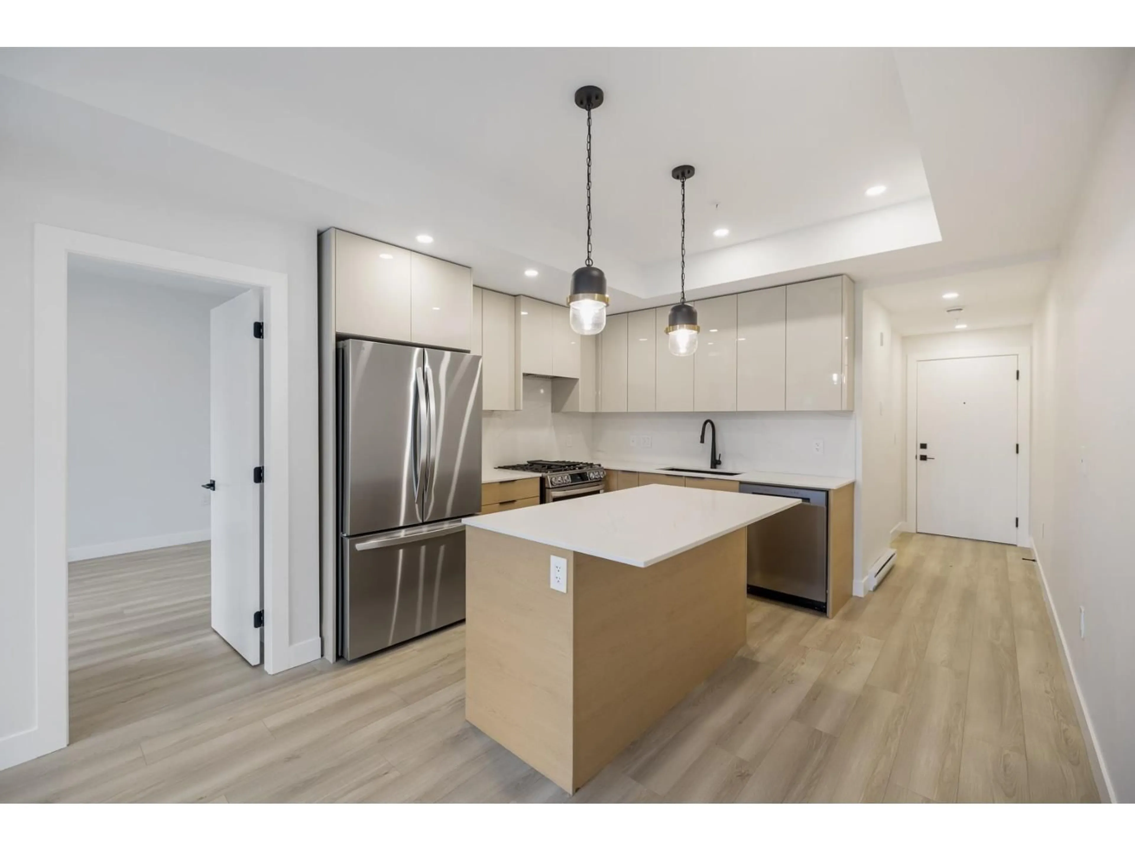 Unknown for 203 - 15353 17 AVENUE, Surrey British Columbia V4A1T8