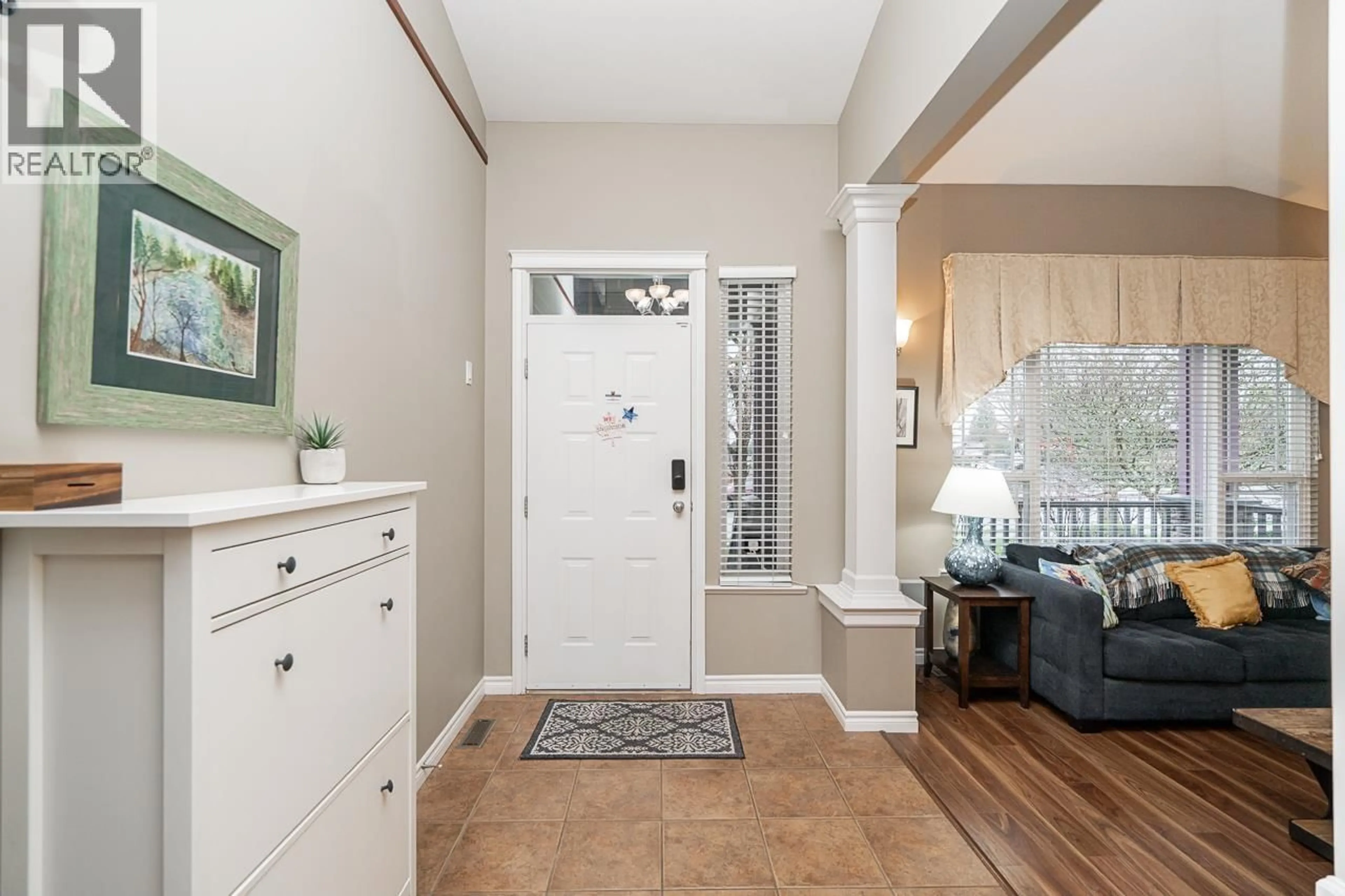 Indoor entryway for 21118 123 AVENUE, Maple Ridge British Columbia V2X4B4