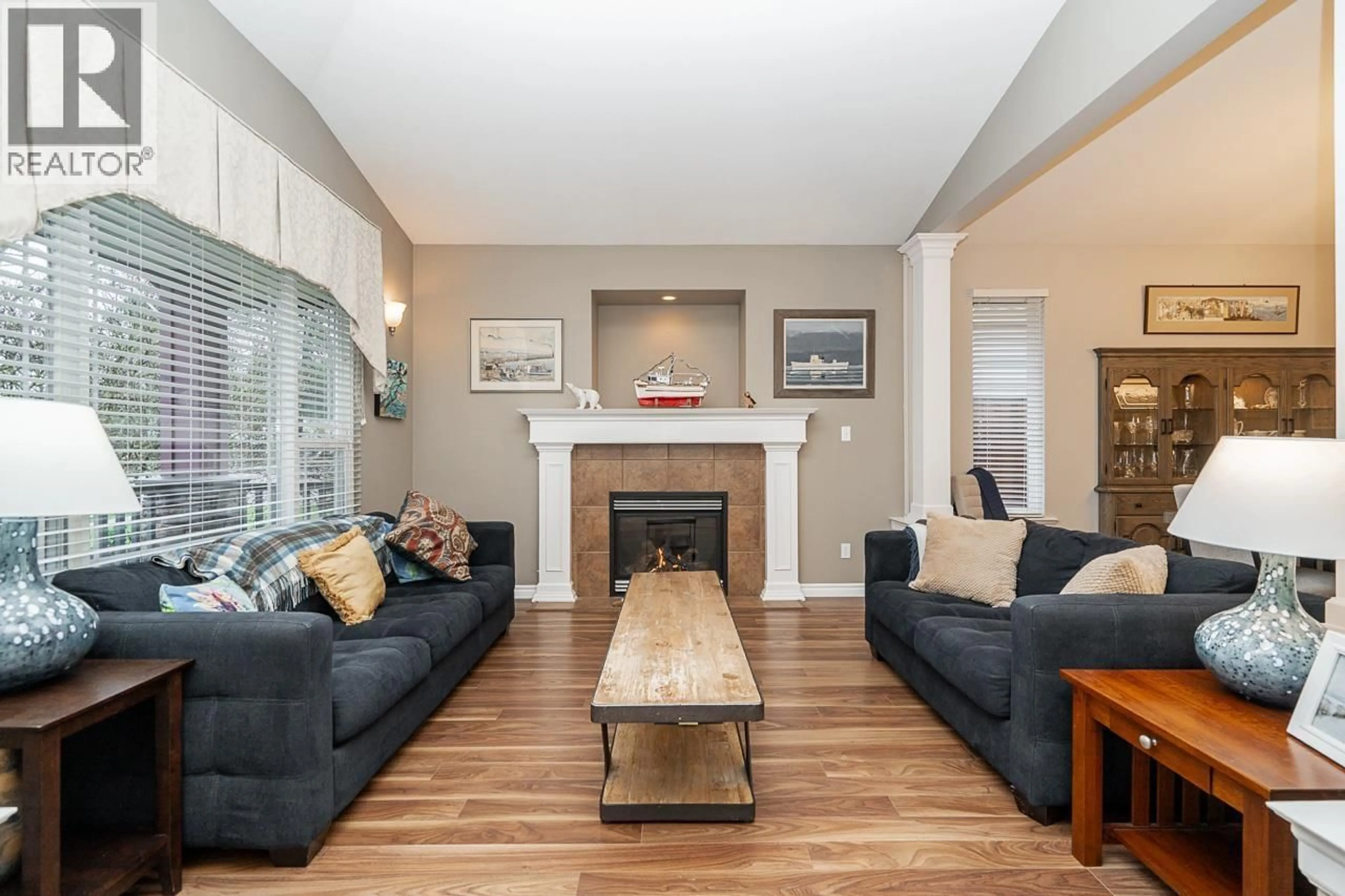 Living room with furniture, wood/laminate floor for 21118 123 AVENUE, Maple Ridge British Columbia V2X4B4