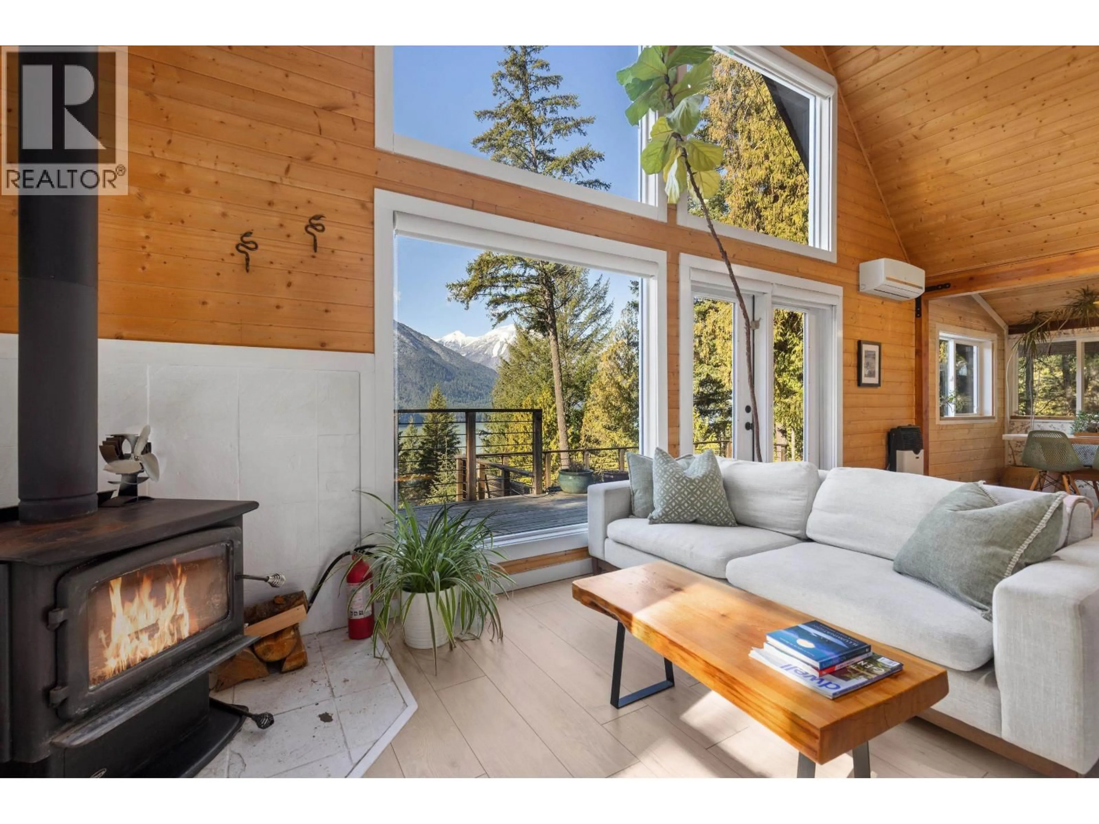 Living room with furniture, wood/laminate floor for 144 - 6500 IN-SHUCK-CH FOREST SERVICE ROAD, Pemberton British Columbia V8E1A9