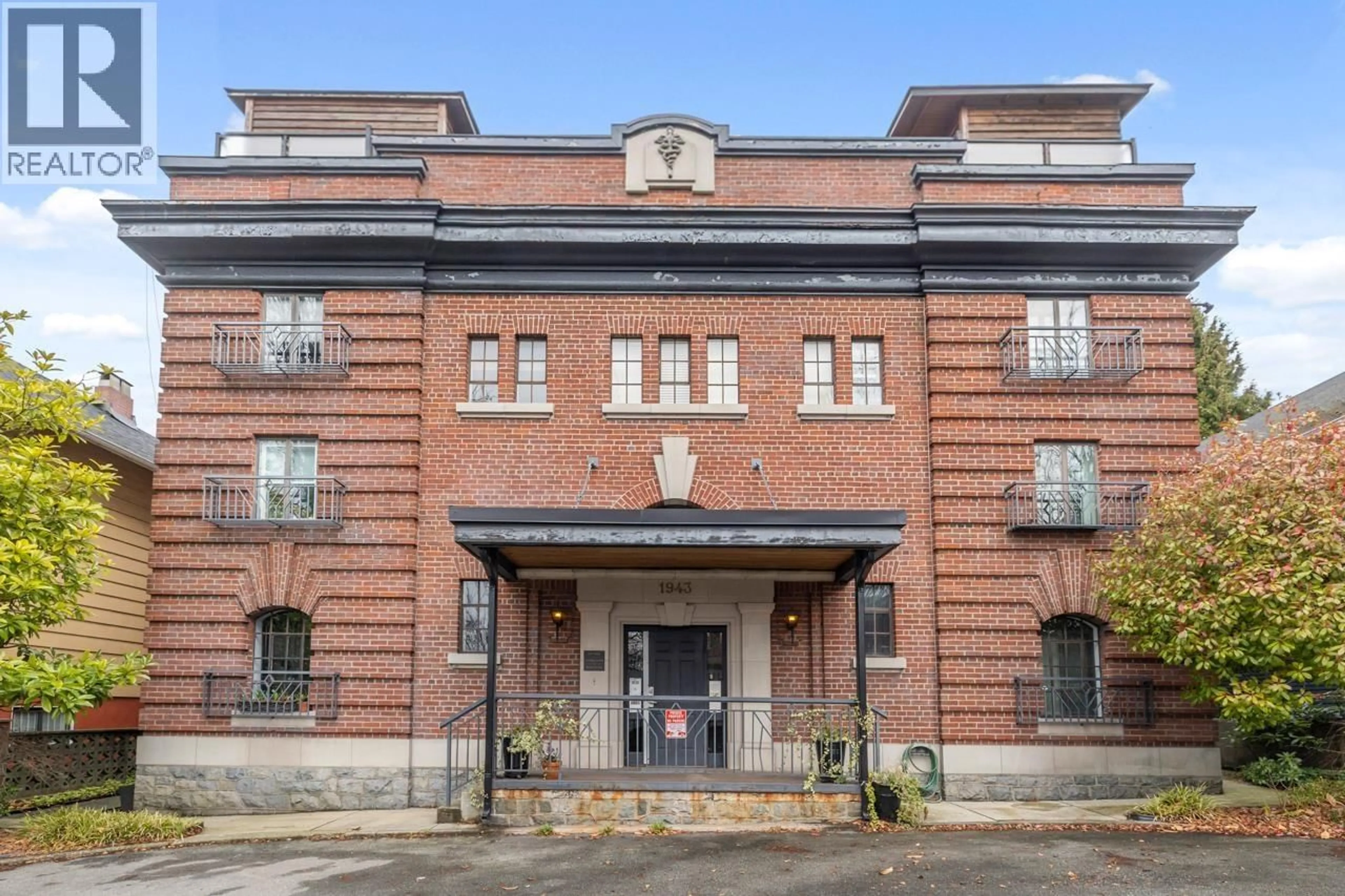Indoor foyer for 203 - 1943 1ST AVENUE, Vancouver British Columbia V5N1B3