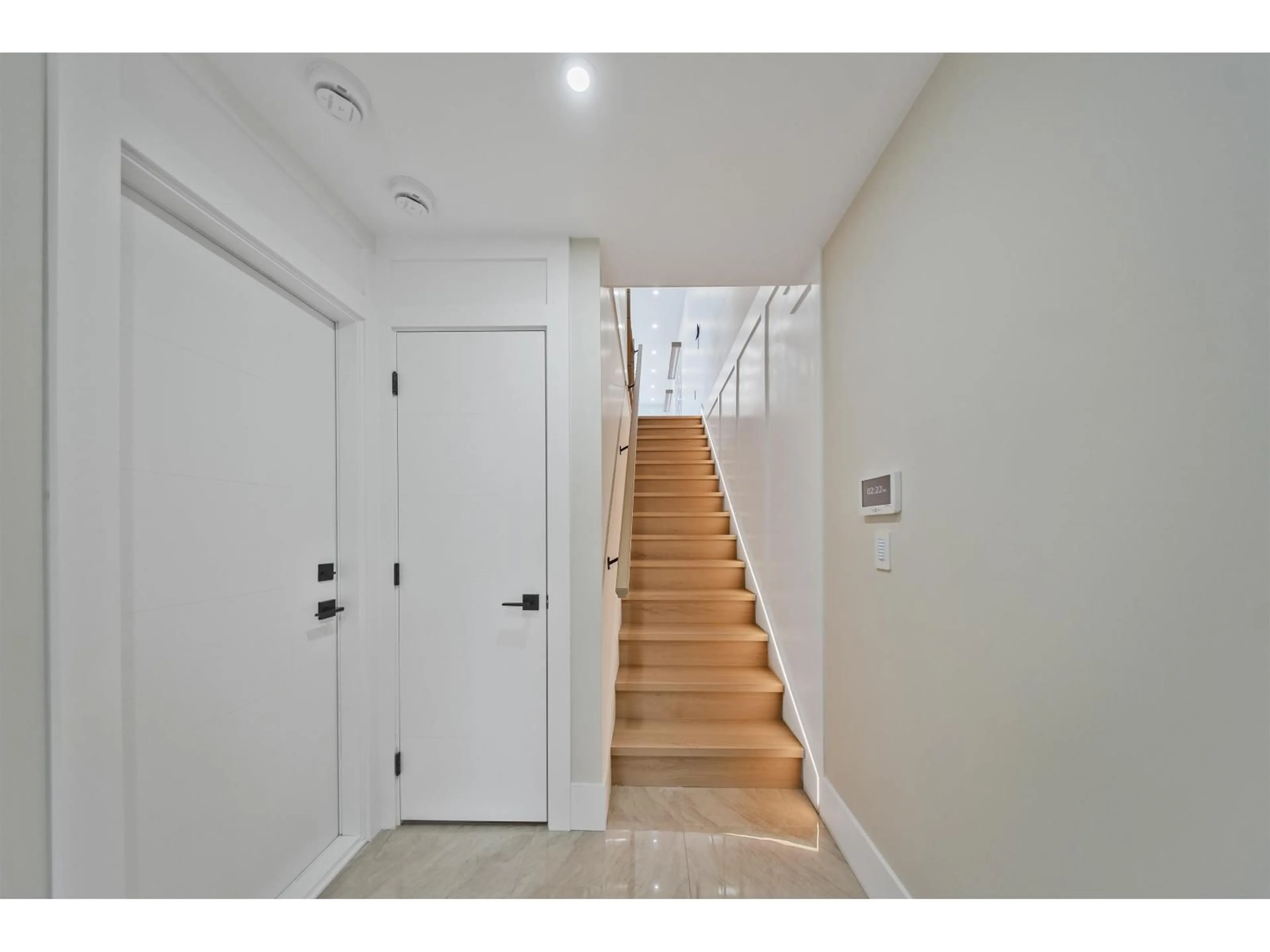 Indoor entryway for 16505 20 AVENUE, Surrey British Columbia V3Z9M9