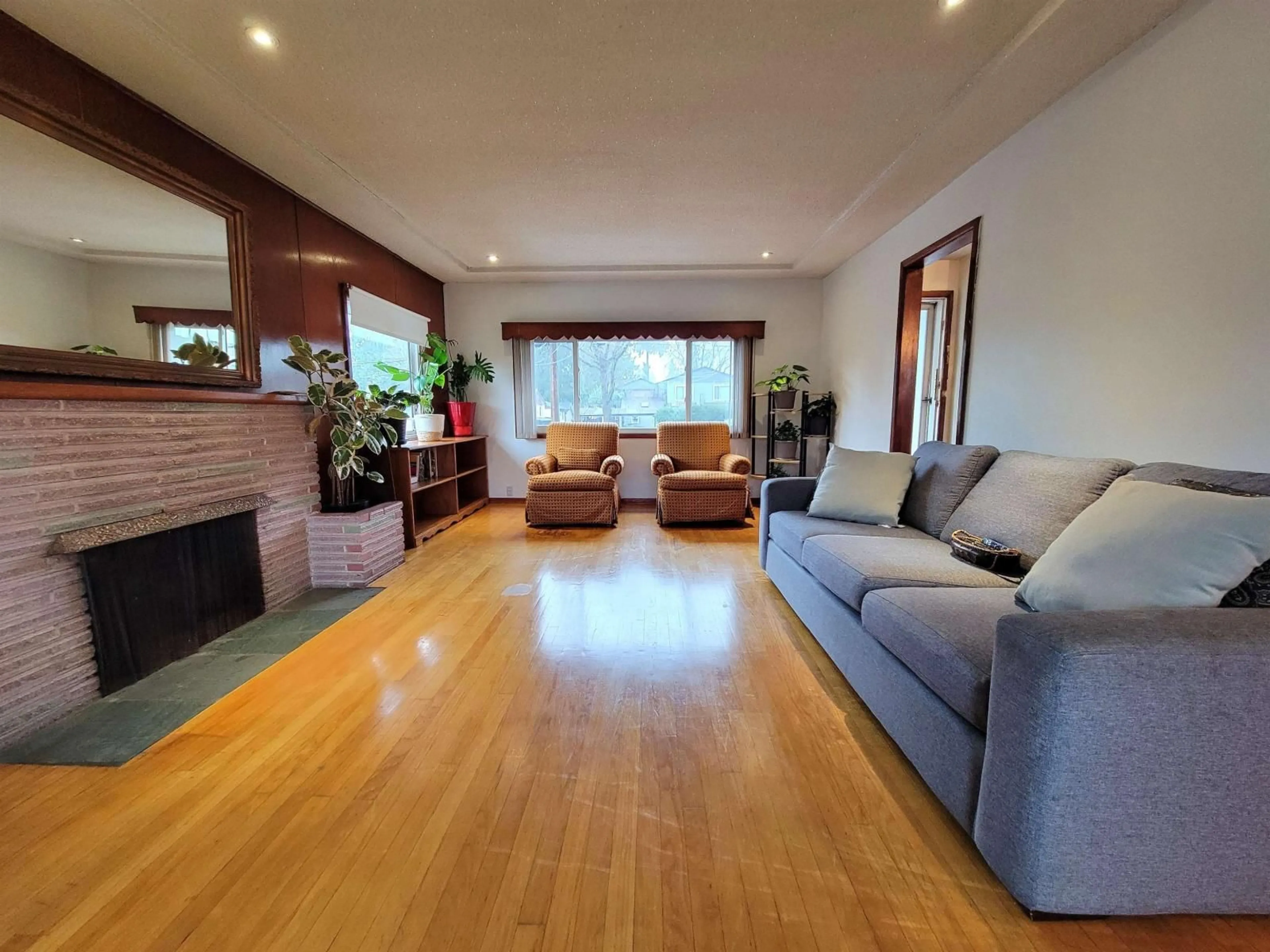 Living room with furniture, wood/laminate floor for 11037 131 STREET, Surrey British Columbia V3T3P8