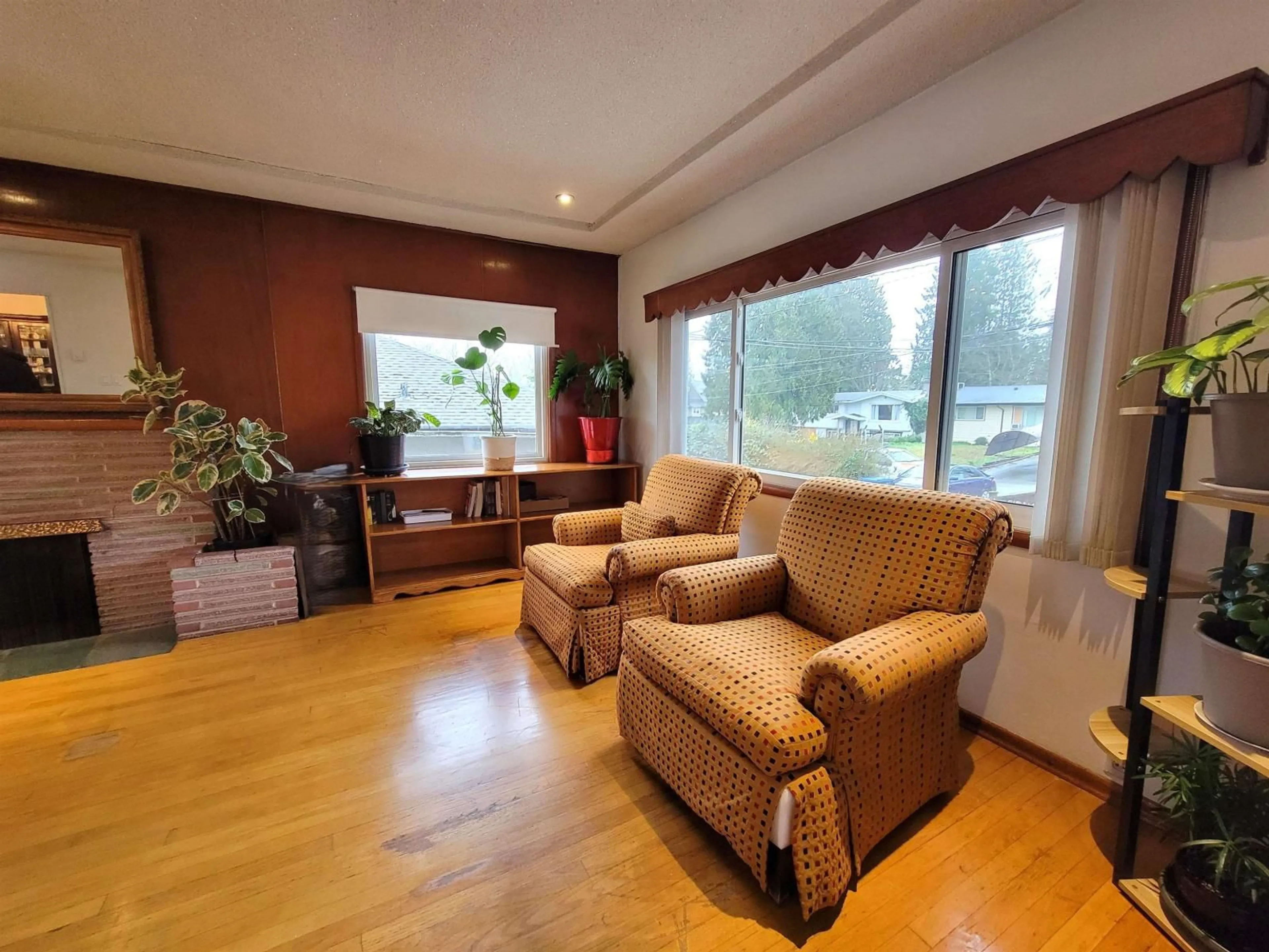 Living room with furniture, wood/laminate floor for 11037 131 STREET, Surrey British Columbia V3T3P8