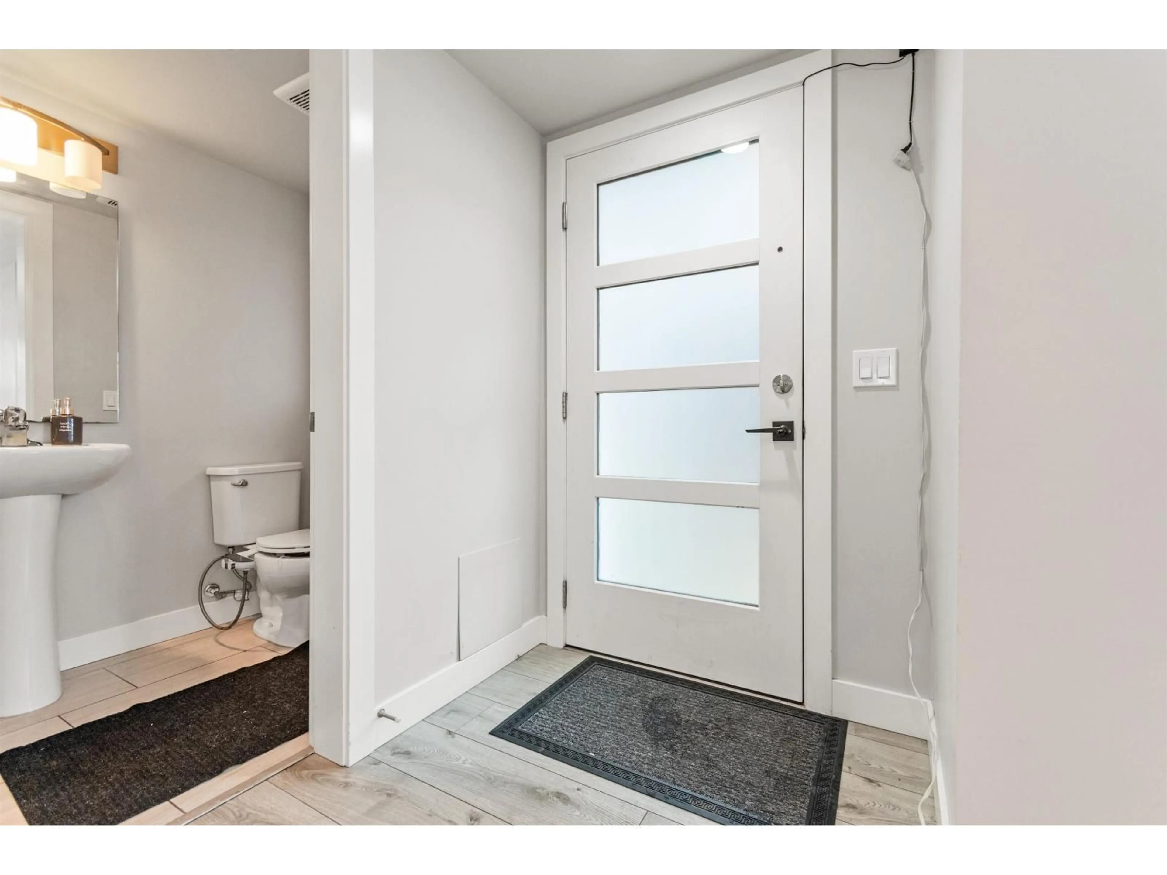 Indoor entryway for 98 - 8413 MIDTOWN WAY, Chilliwack British Columbia V2P0G7