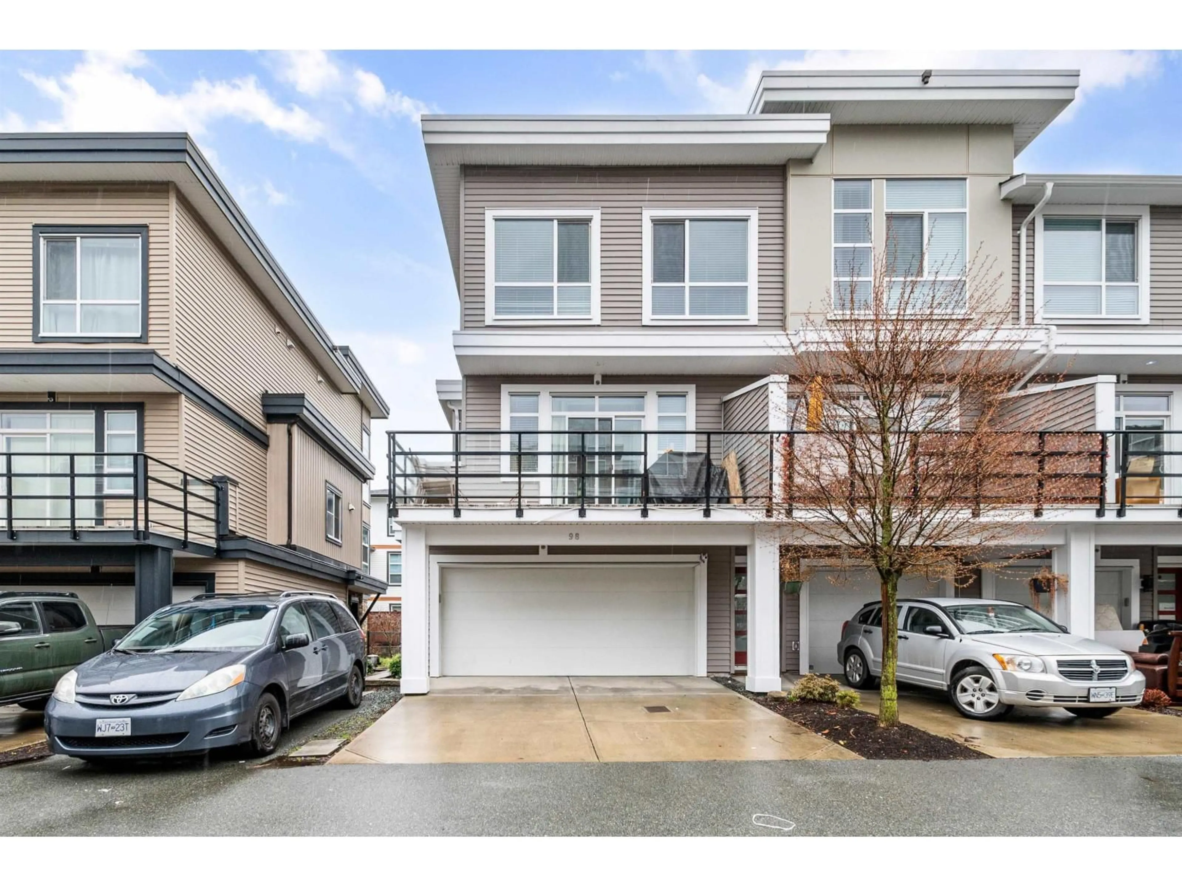 Home with vinyl exterior material, street for 98 - 8413 MIDTOWN WAY, Chilliwack British Columbia V2P0G7
