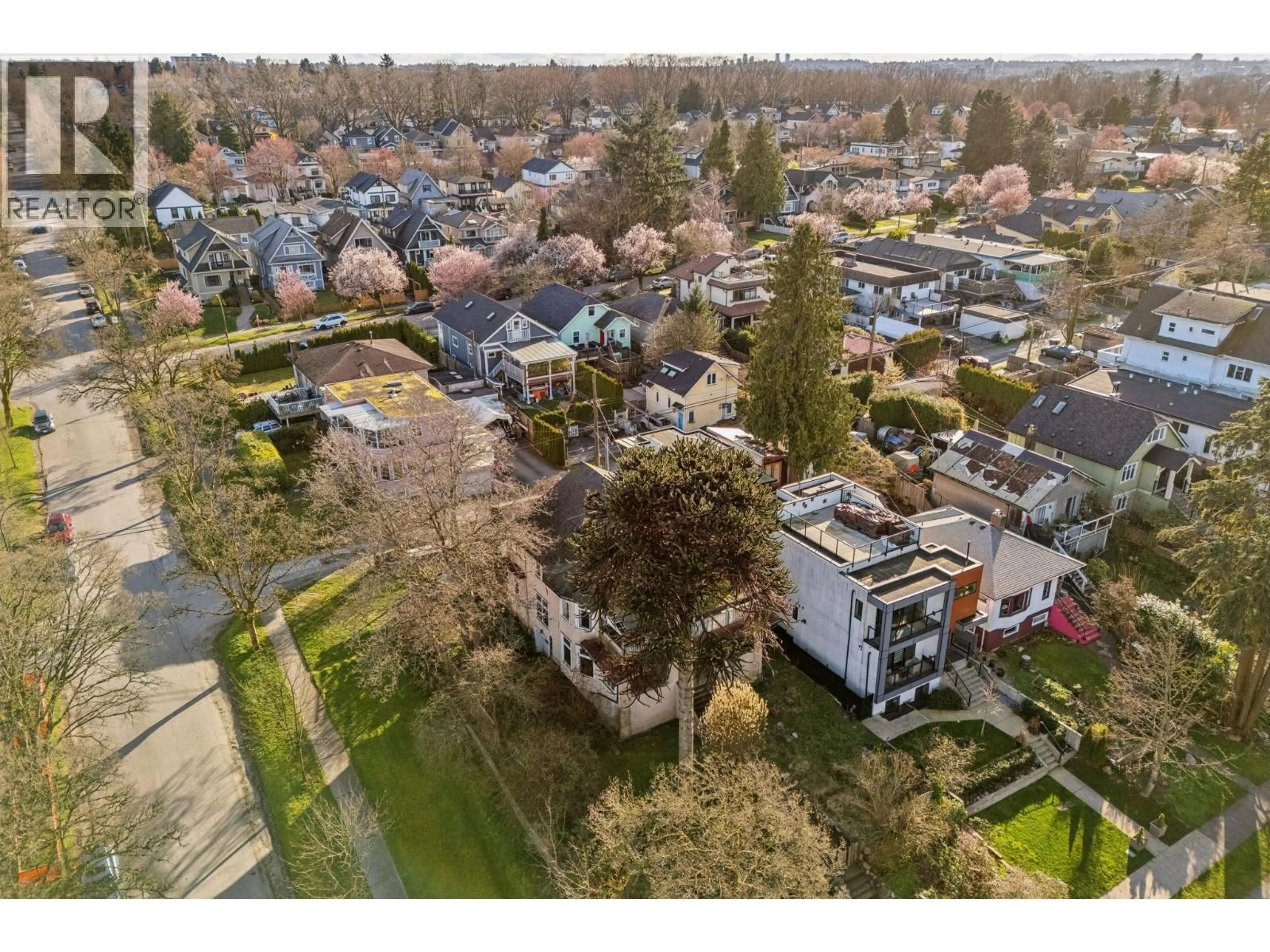 A pic from outside/outdoor area/front of a property/back of a property/a pic from drone, street for 2798 YALE STREET, Vancouver British Columbia V5K1C3