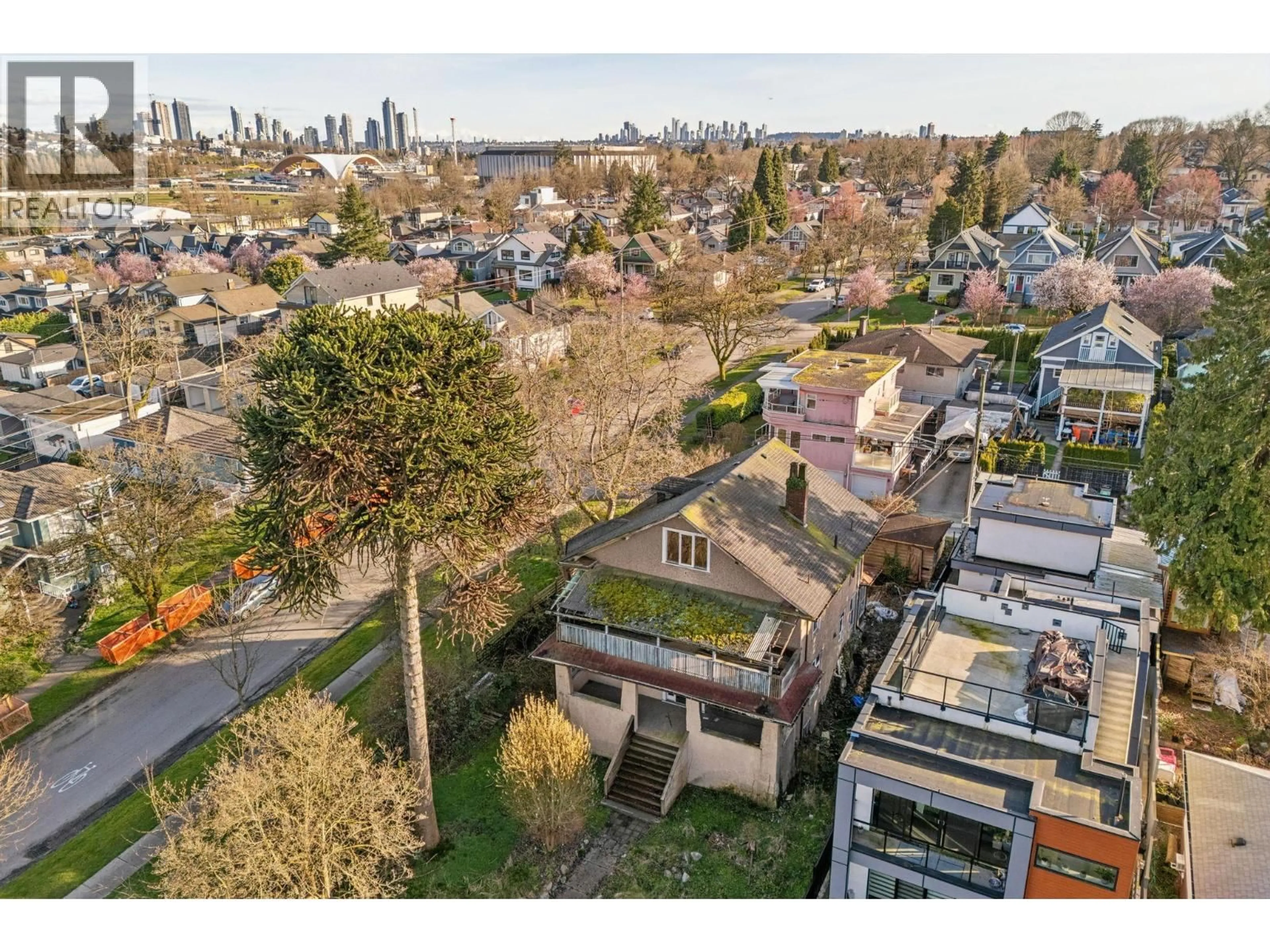 A pic from outside/outdoor area/front of a property/back of a property/a pic from drone, city buildings view from balcony for 2798 YALE STREET, Vancouver British Columbia V5K1C3