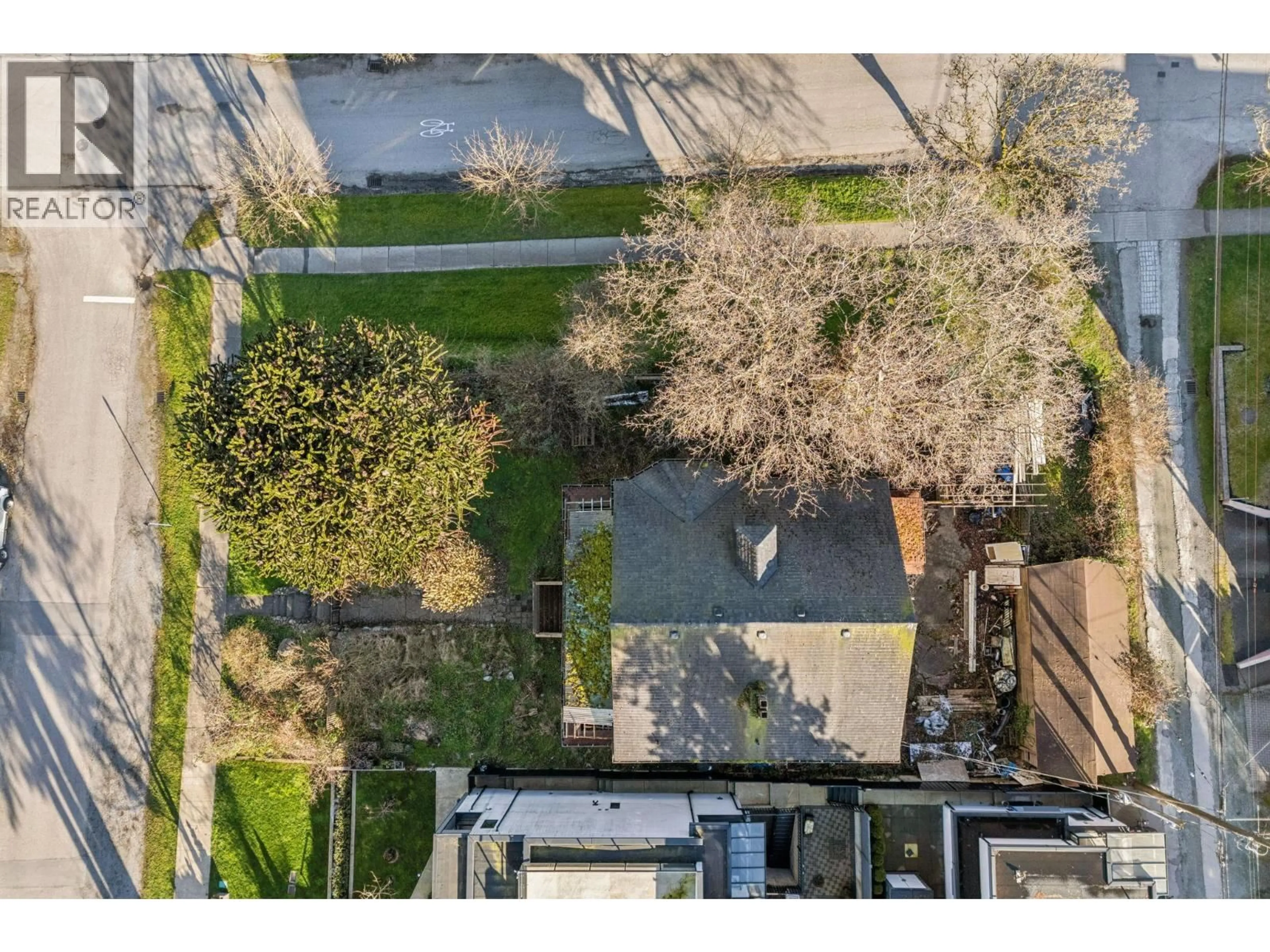 A pic from outside/outdoor area/front of a property/back of a property/a pic from drone, street for 2798 YALE STREET, Vancouver British Columbia V5K1C3