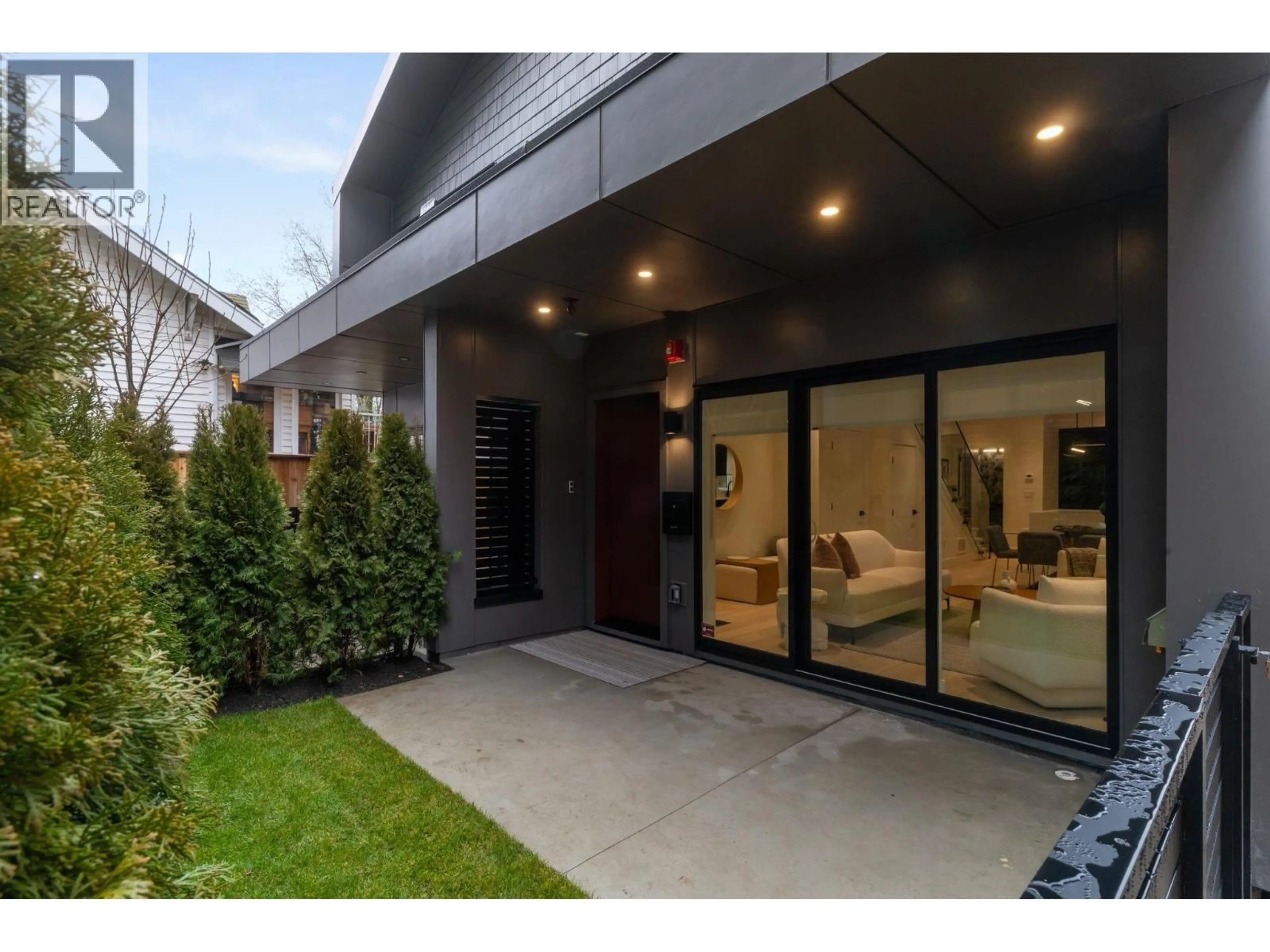 Unknown for 2 - 2539 GRANT STREET, Vancouver British Columbia V5K3G6