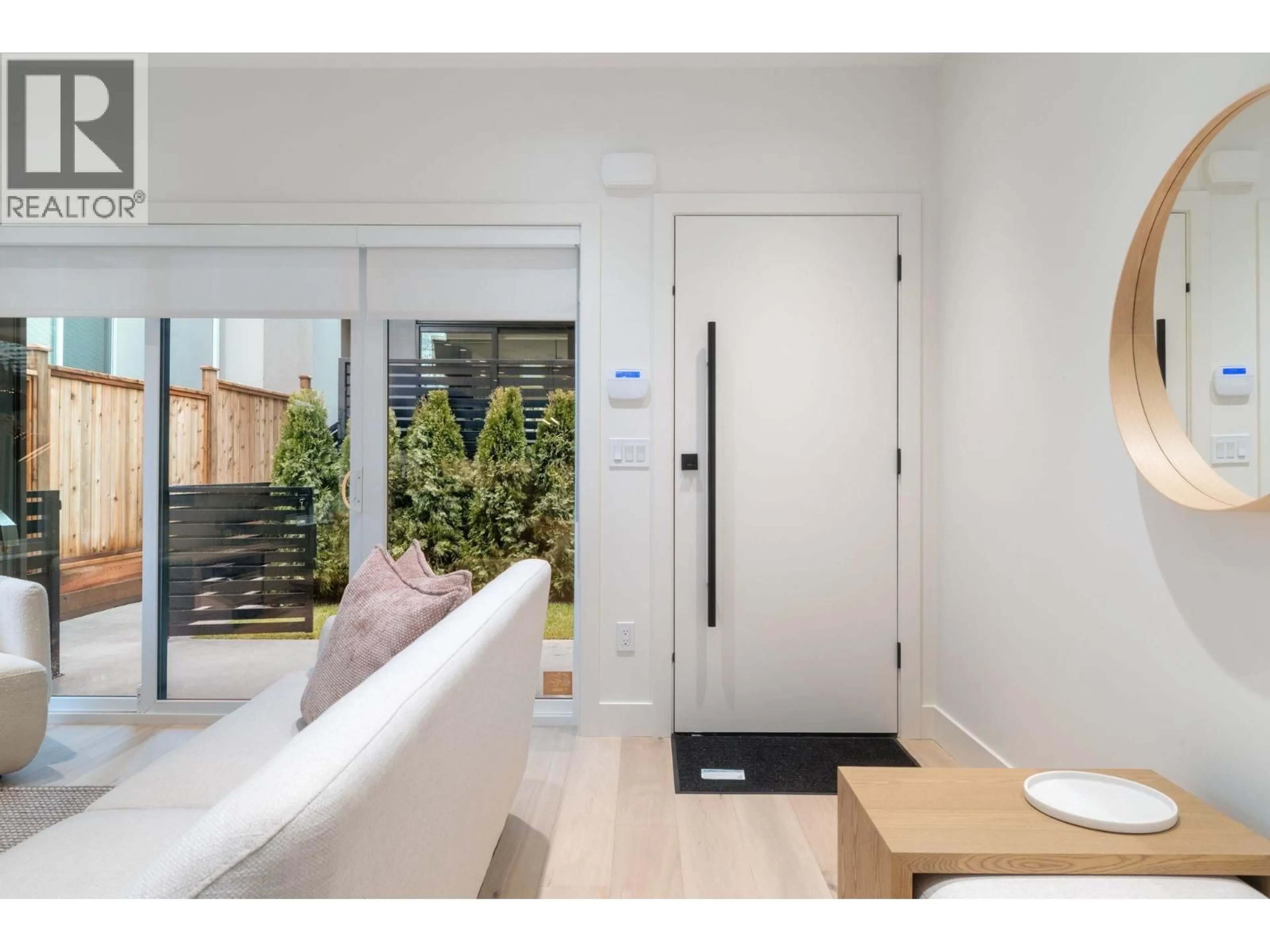 Indoor entryway for 2 - 2539 GRANT STREET, Vancouver British Columbia V5K3G6