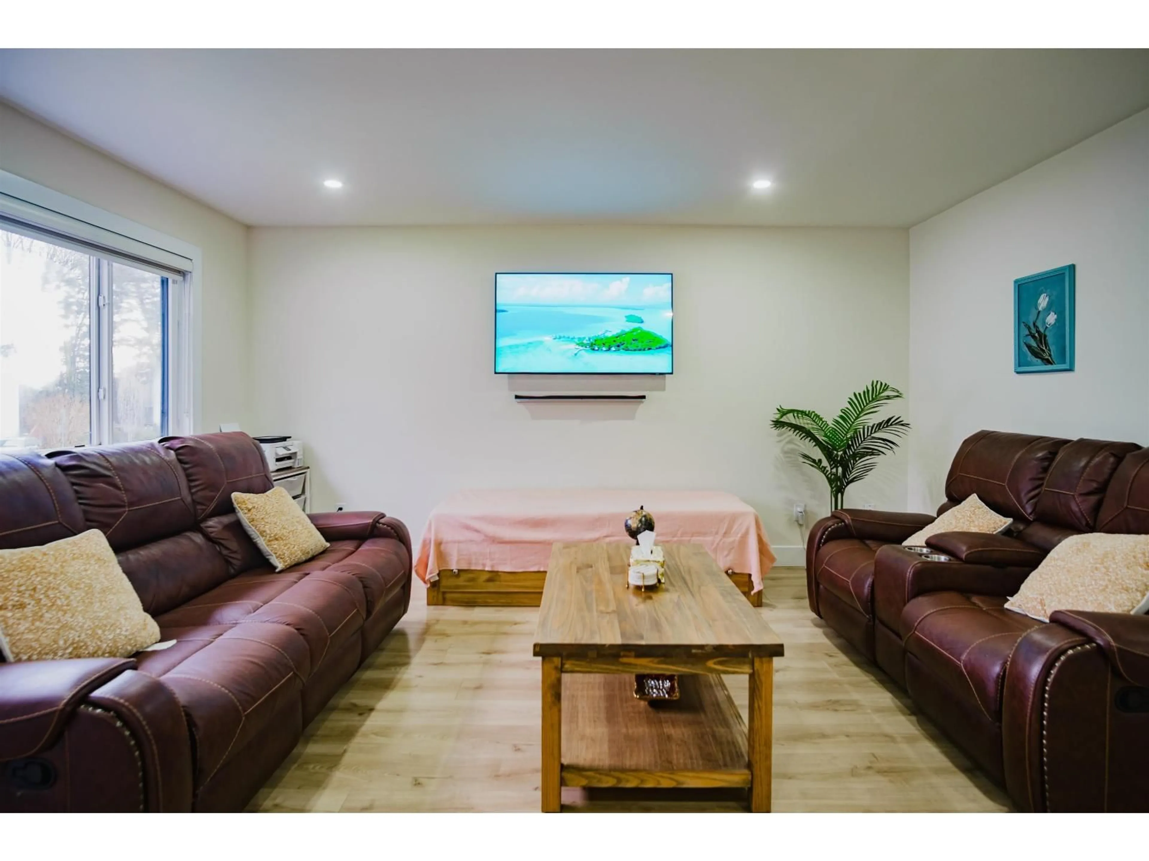 Living room with furniture, wood/laminate floor for 32347 BRANT AVENUE, Mission British Columbia V2V4Y9