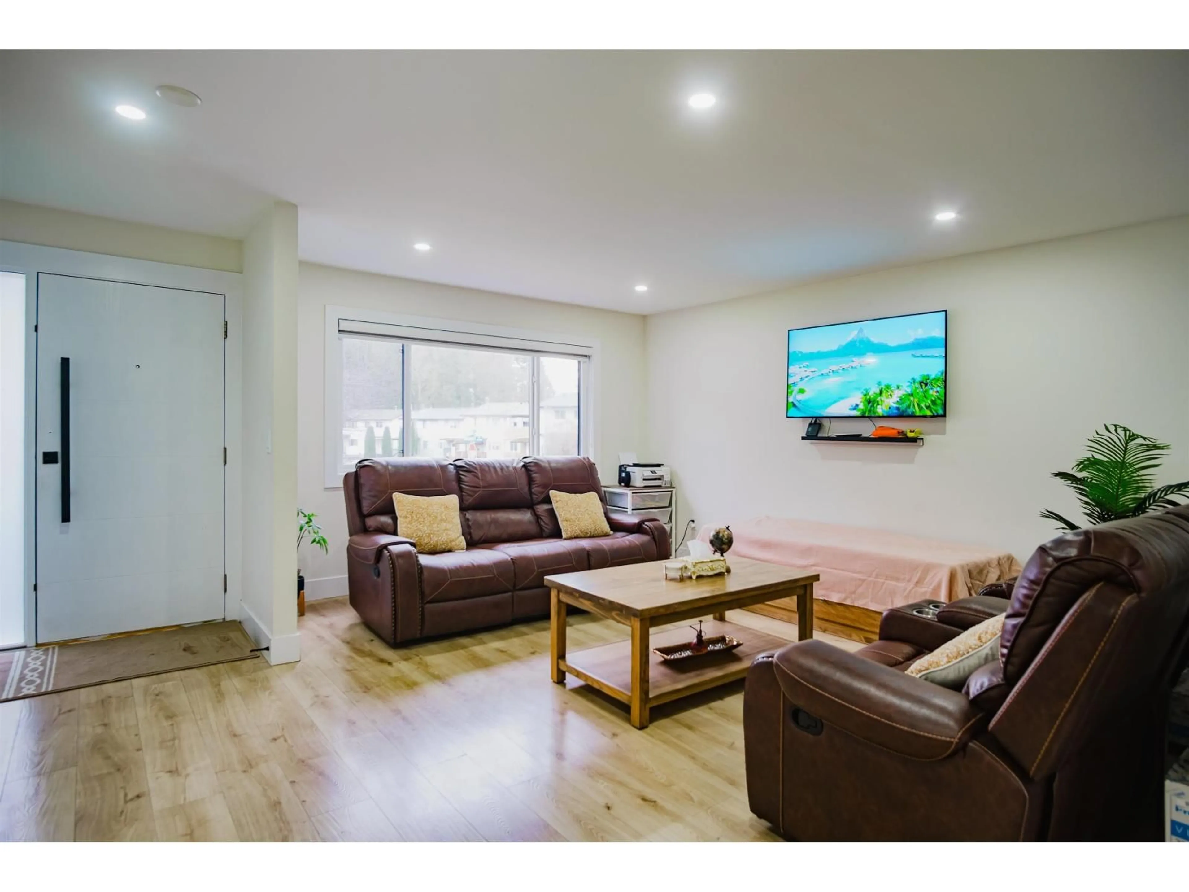 Living room with furniture, wood/laminate floor for 32347 BRANT AVENUE, Mission British Columbia V2V4Y9