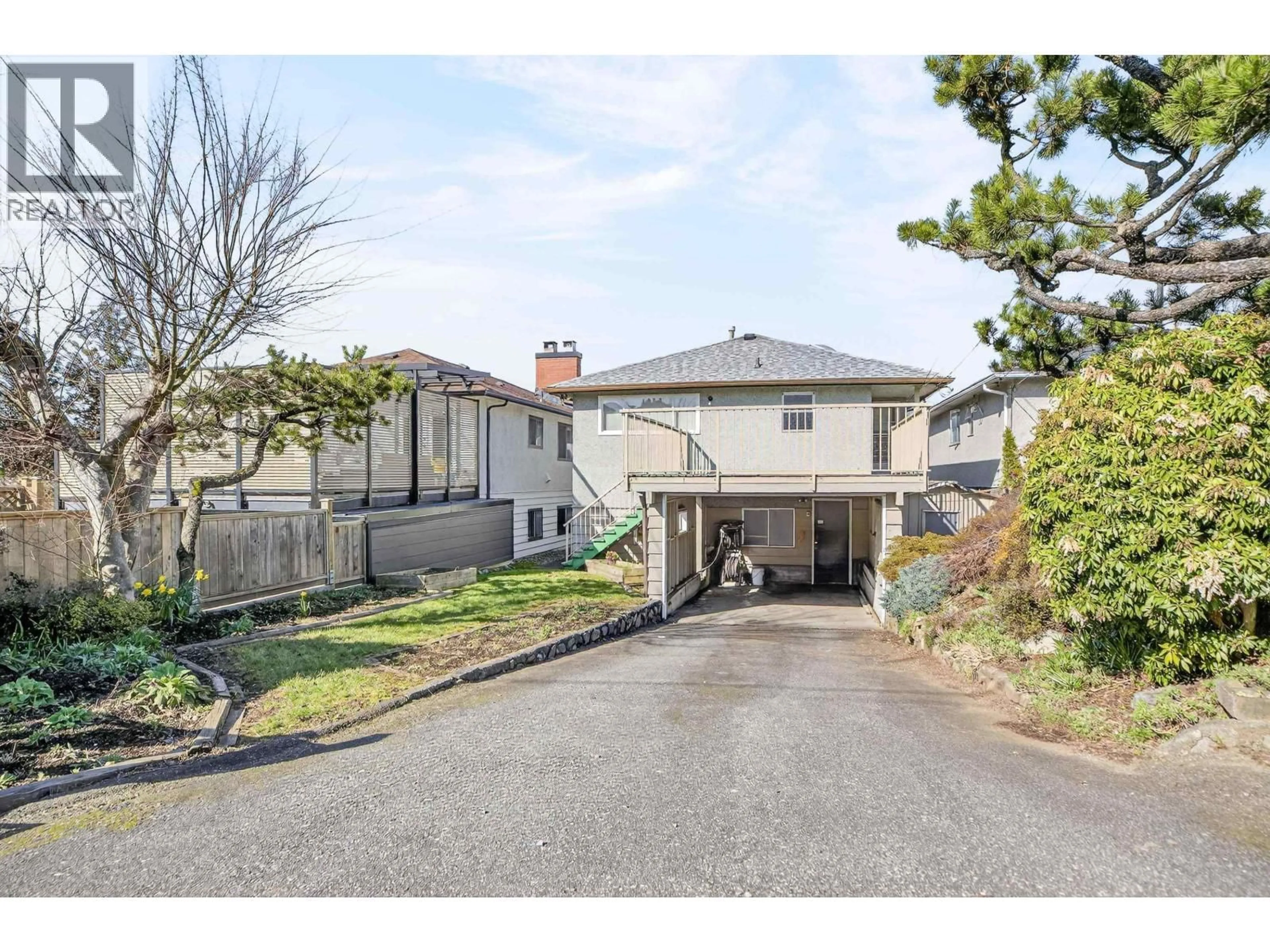 A pic from outside/outdoor area/front of a property/back of a property/a pic from drone, street for 3180 3RD AVENUE, Vancouver British Columbia V5M1J2