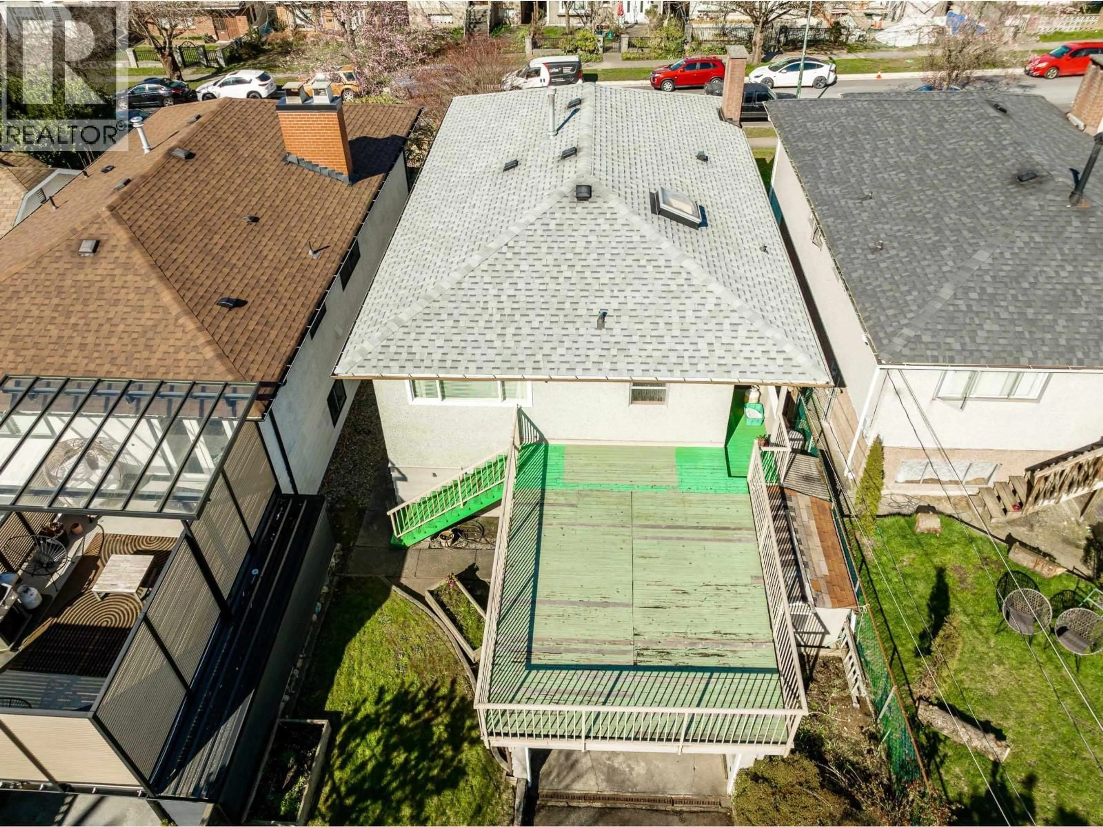 A pic from outside/outdoor area/front of a property/back of a property/a pic from drone, street for 3180 3RD AVENUE, Vancouver British Columbia V5M1J2