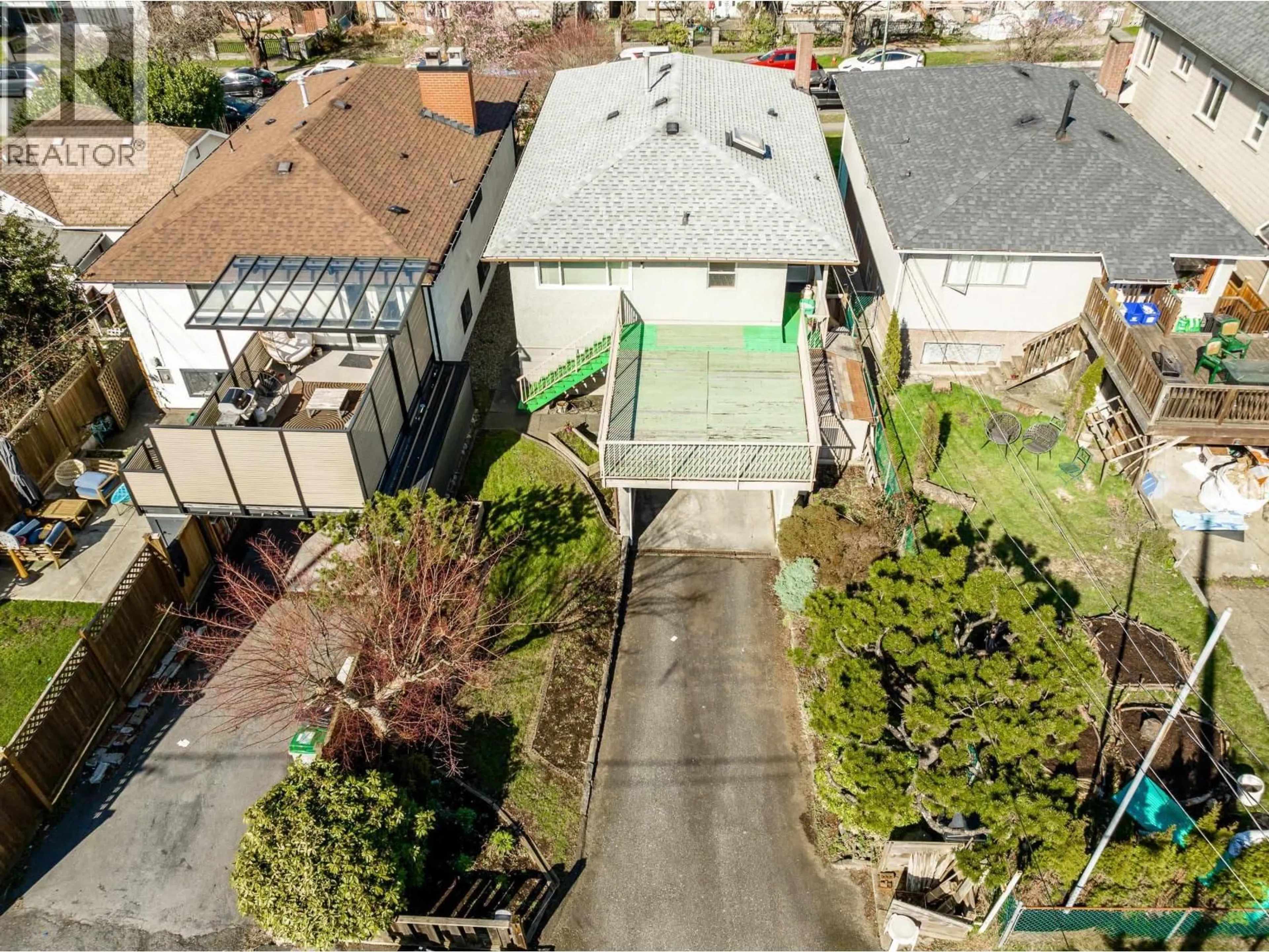 A pic from outside/outdoor area/front of a property/back of a property/a pic from drone, street for 3180 3RD AVENUE, Vancouver British Columbia V5M1J2