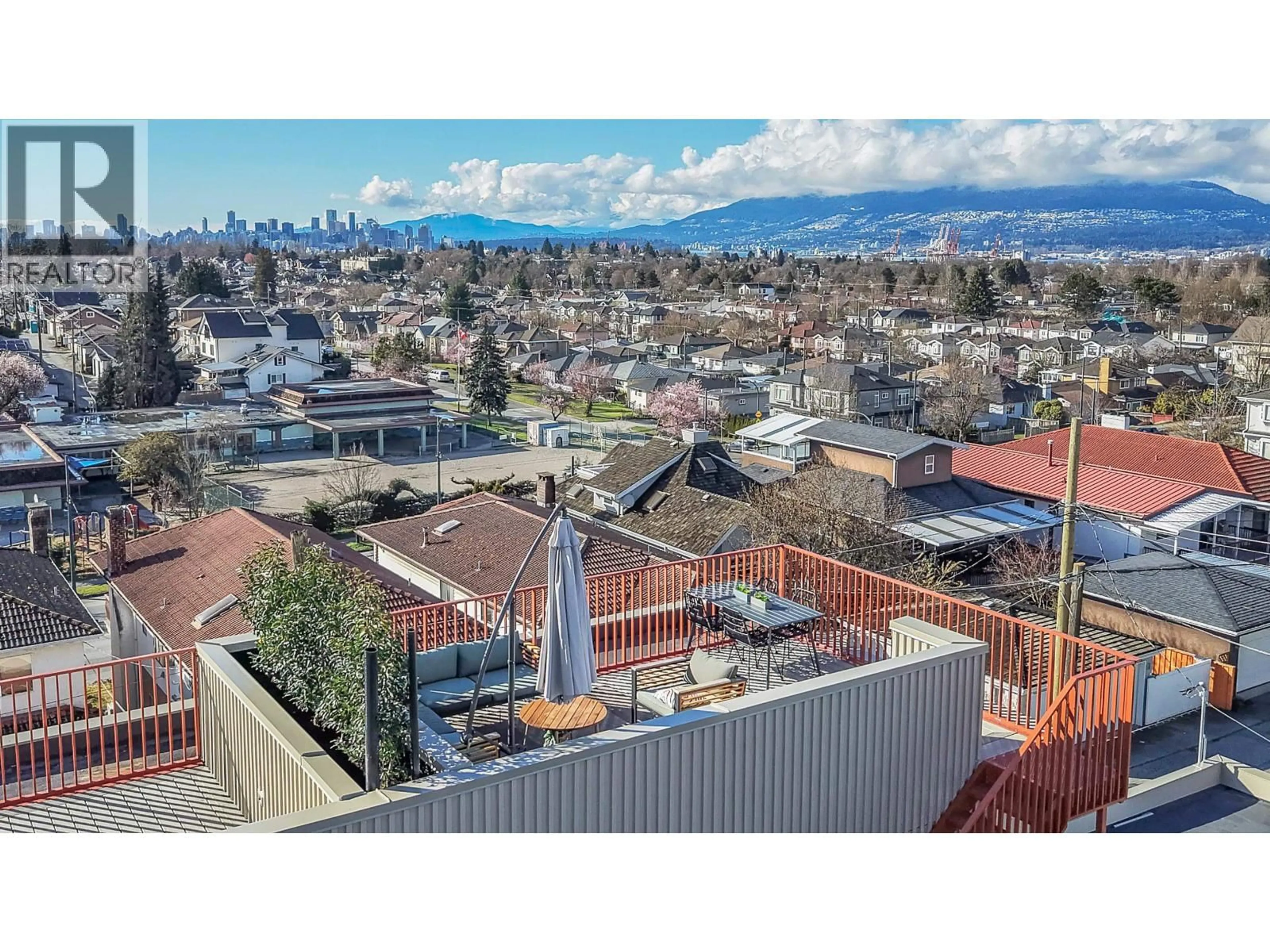 A pic from outside/outdoor area/front of a property/back of a property/a pic from drone, city buildings view from balcony for 2 - 2915 5TH AVENUE, Vancouver British Columbia V5M1N6