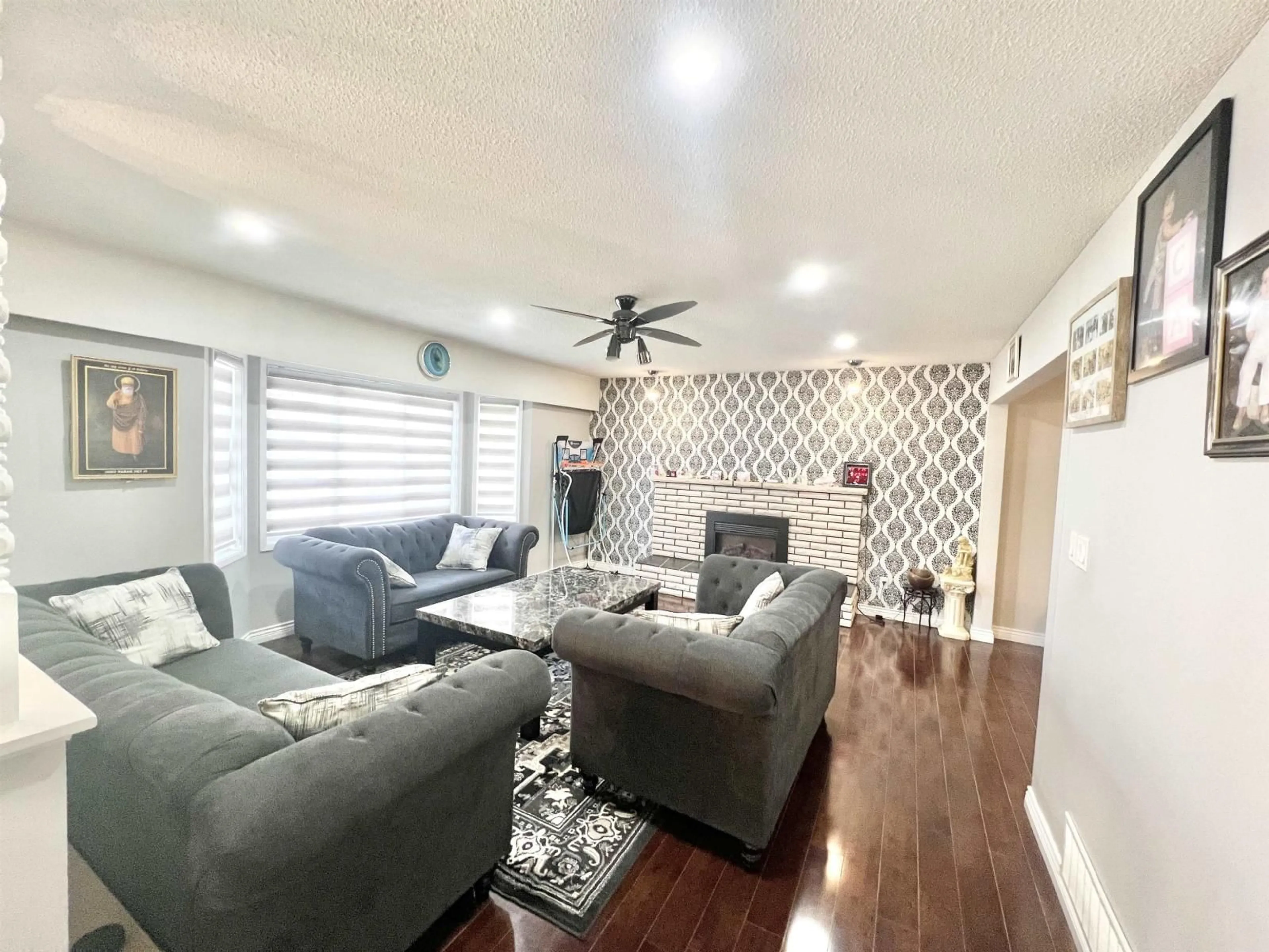 Living room with furniture, unknown for 13180 99 AVENUE, Surrey British Columbia V3T1E9