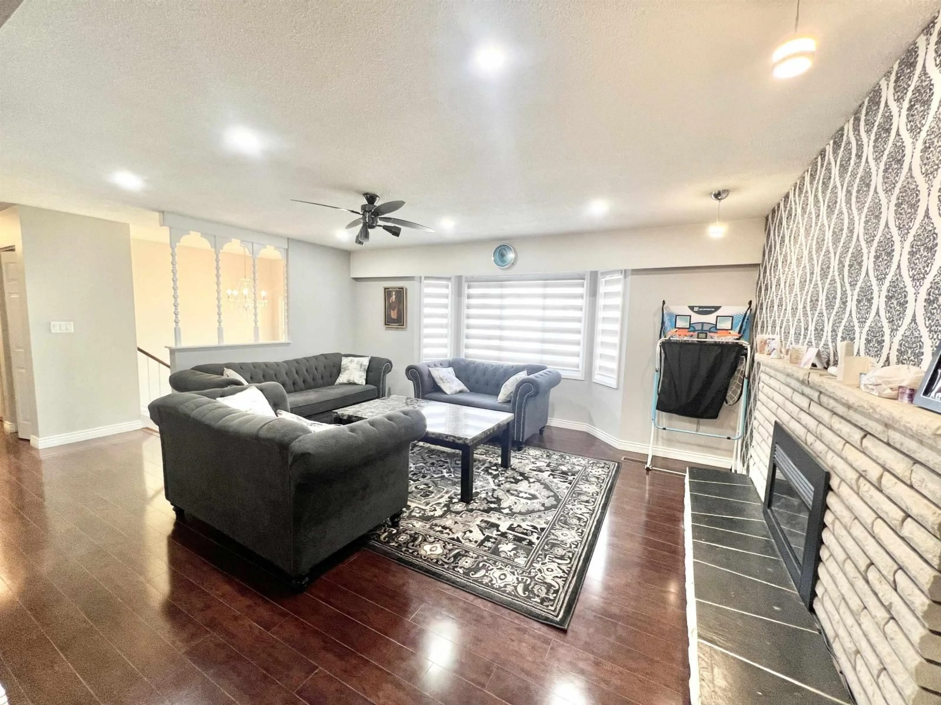 Living room with furniture, unknown for 13180 99 AVENUE, Surrey British Columbia V3T1E9