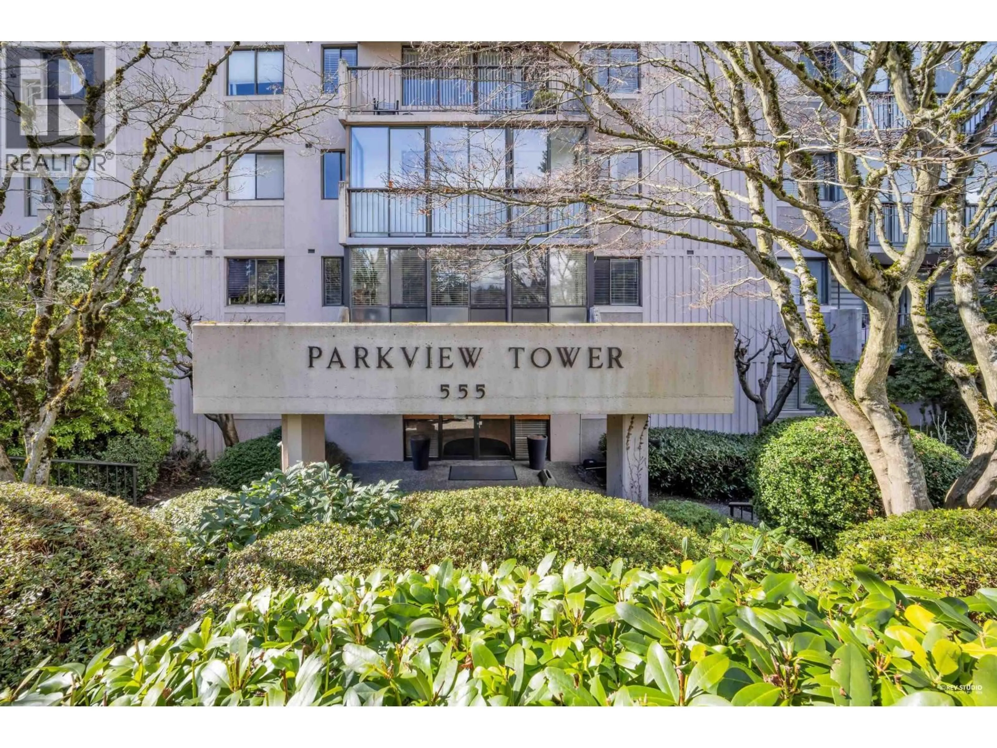 Indoor foyer for 905 - 555 13TH STREET, West Vancouver British Columbia V7T2N8