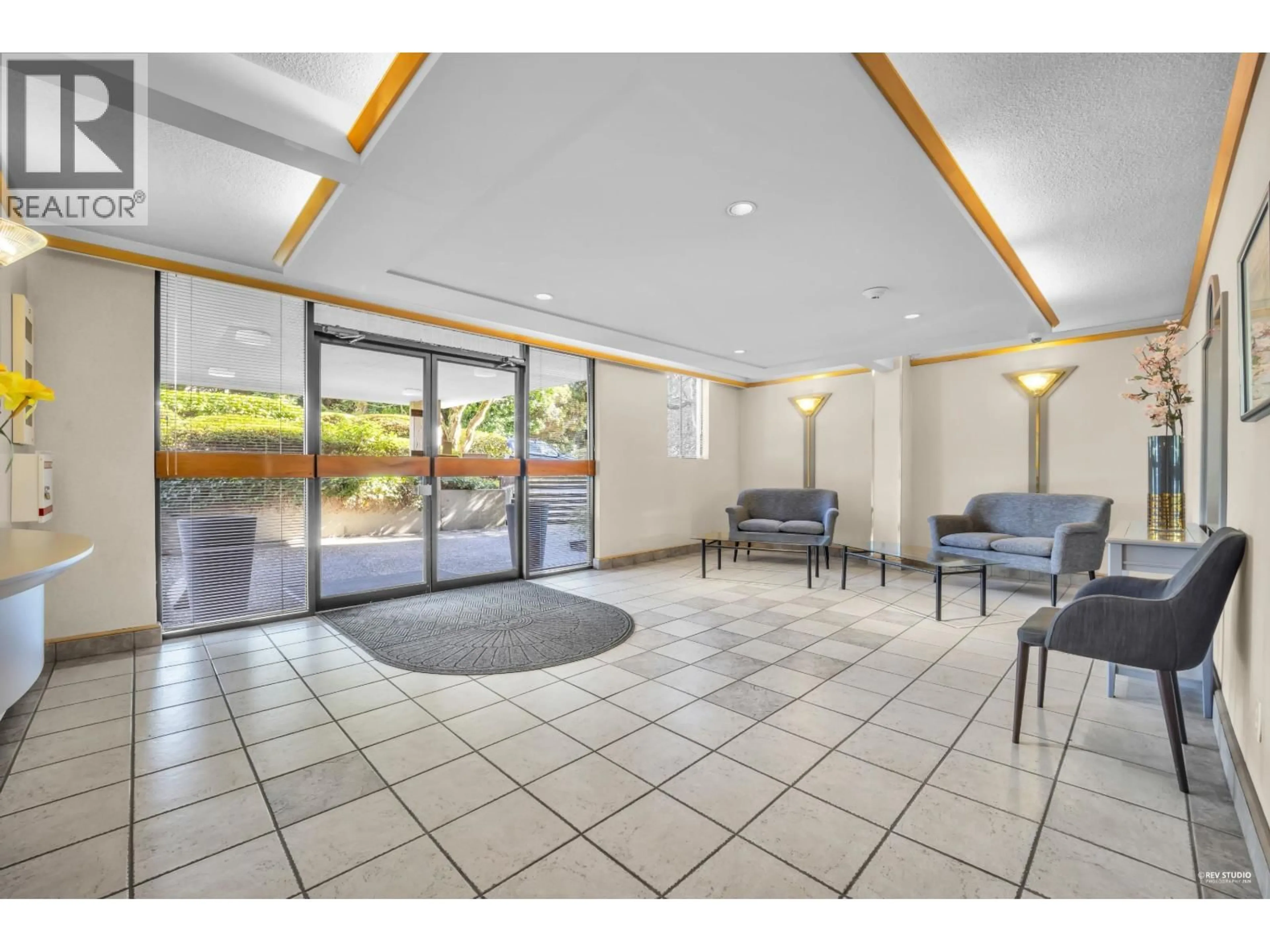 Lobby for 905 - 555 13TH STREET, West Vancouver British Columbia V7T2N8