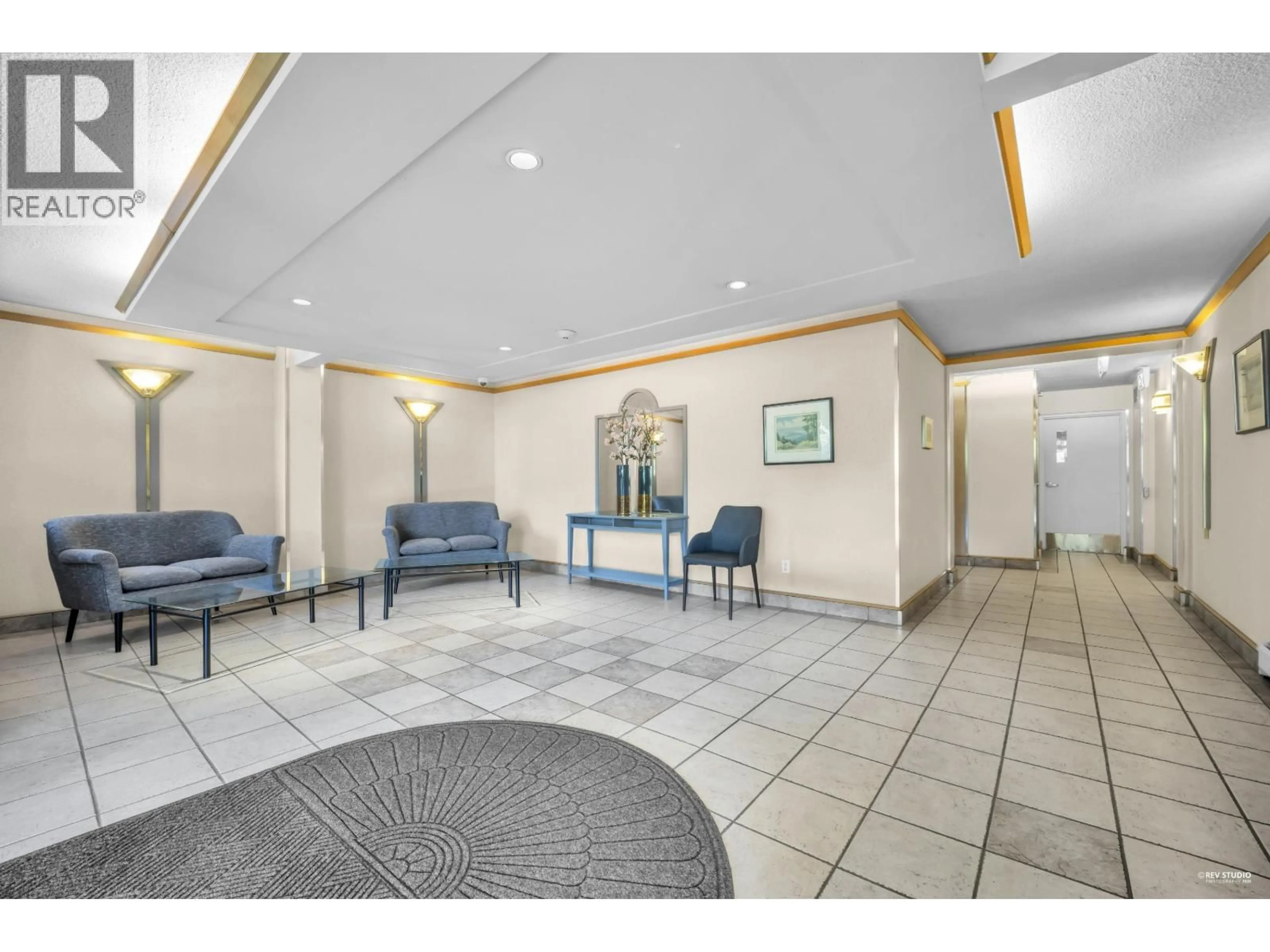 Lobby for 905 - 555 13TH STREET, West Vancouver British Columbia V7T2N8