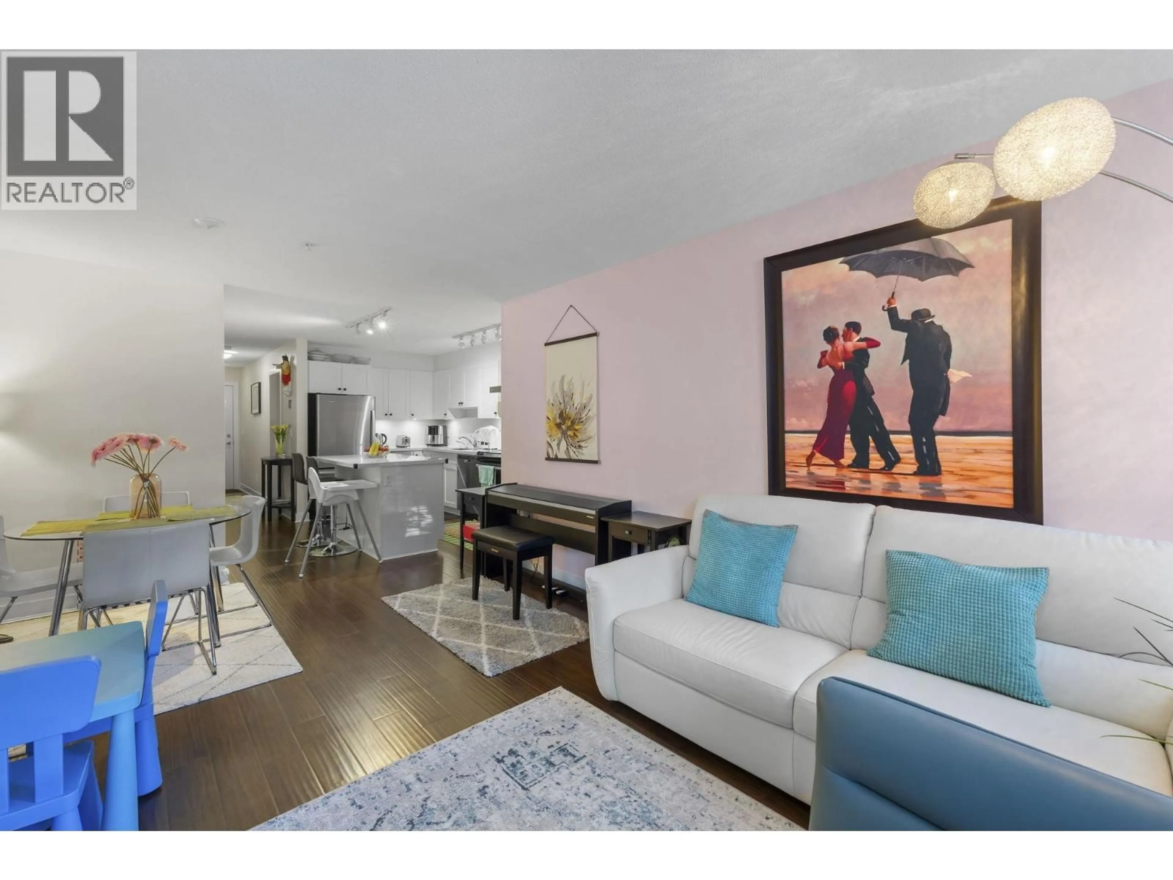 Living room with furniture, wood/laminate floor for 211 - 500 ROYAL AVENUE, New Westminster British Columbia V3L0G5