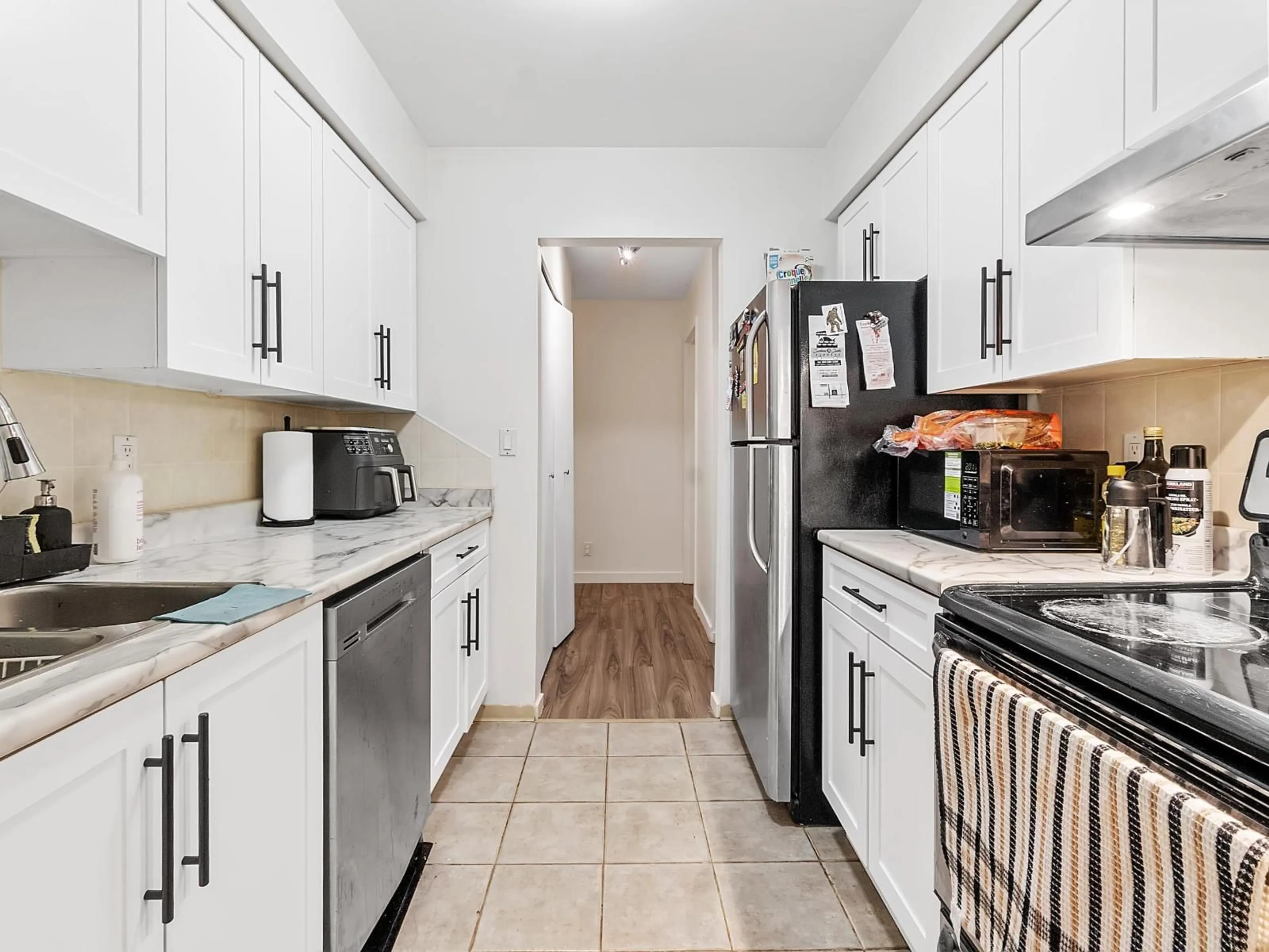 Standard kitchen, unknown for 1615 - 10620 150 STREET, Surrey British Columbia V3R7S1