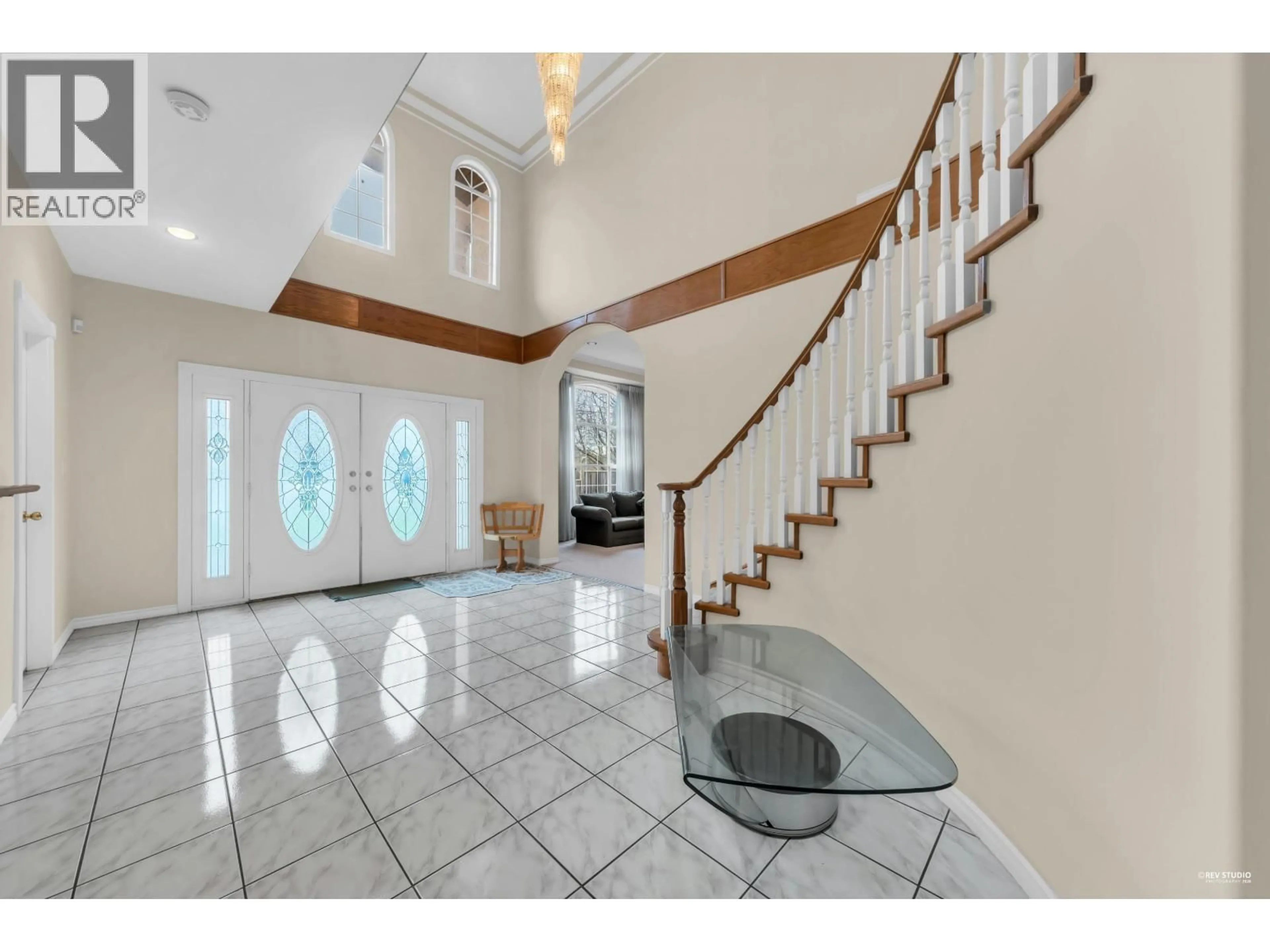 Indoor foyer for 10560 RAILWAY AVENUE, Richmond British Columbia V7E2B8