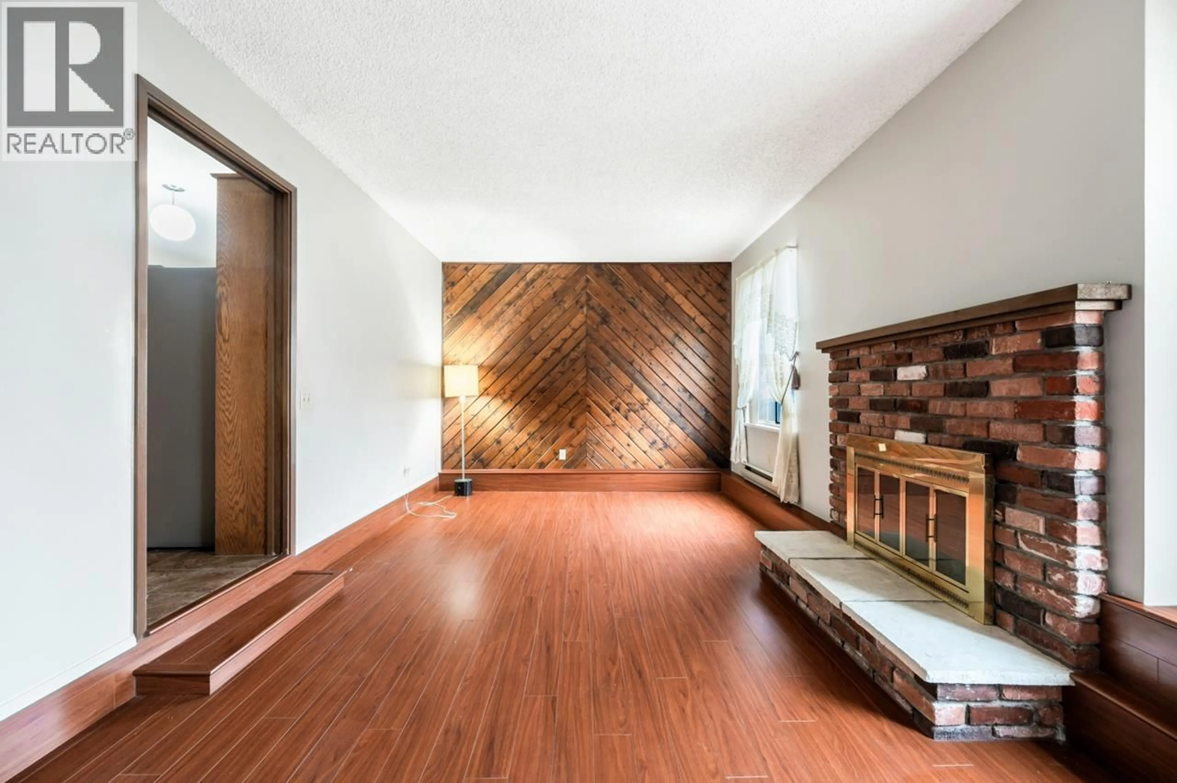 Indoor foyer for 11121 KINGSBRIDGE DRIVE, Richmond British Columbia V7A4T1