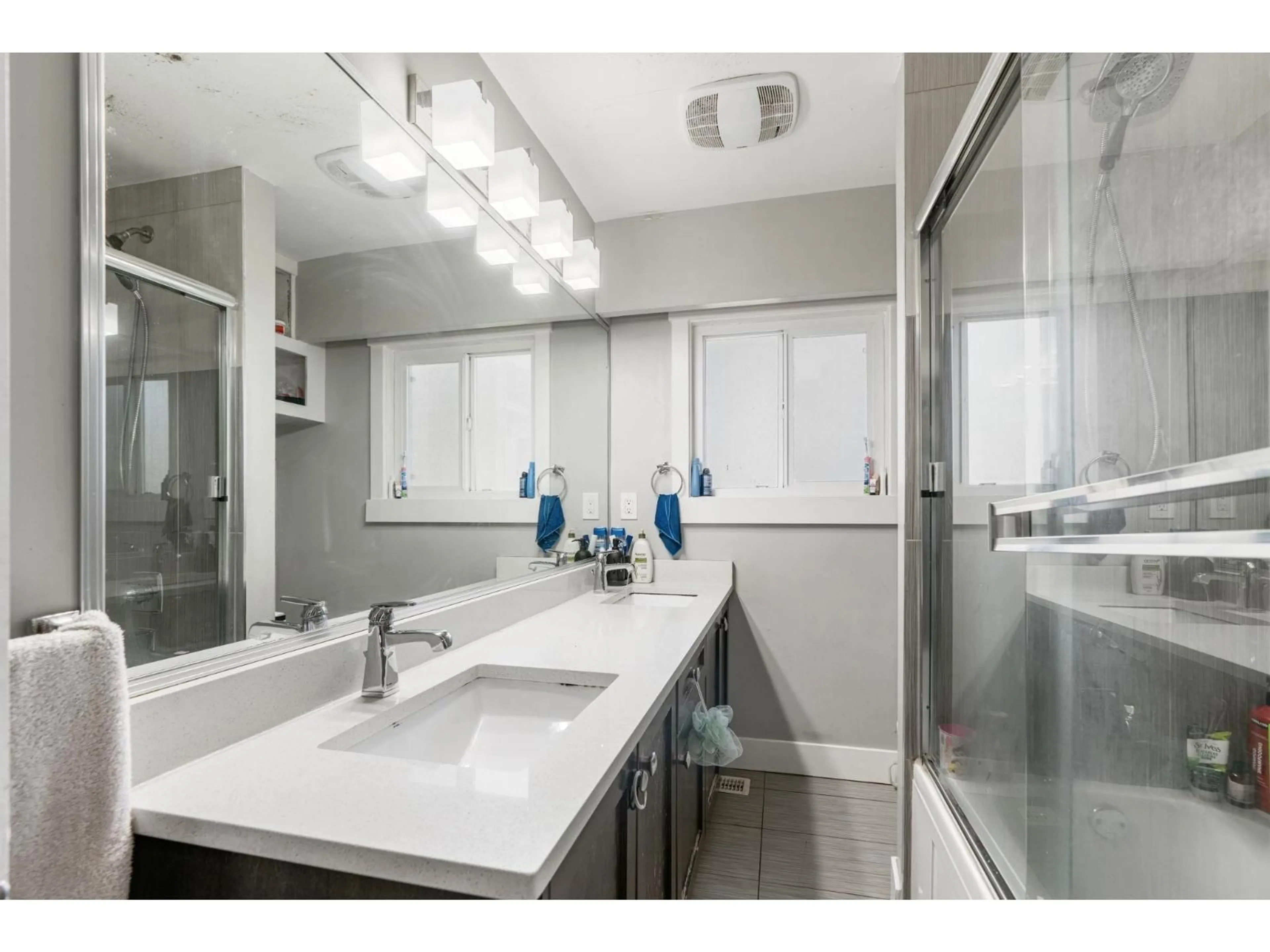 Standard bathroom, ceramic/tile floor for 12847 106 AVENUE, Surrey British Columbia V3T2B9