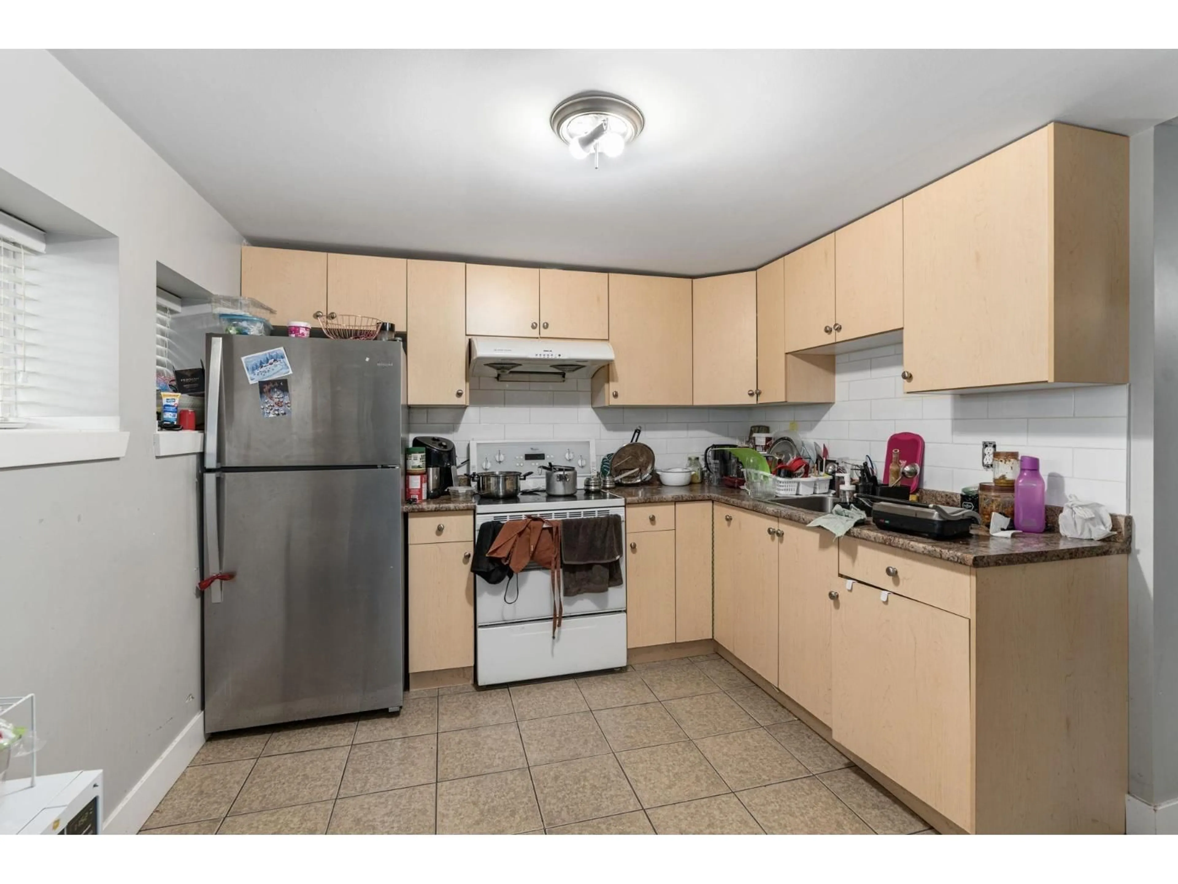 Standard kitchen, unknown for 12847 106 AVENUE, Surrey British Columbia V3T2B9