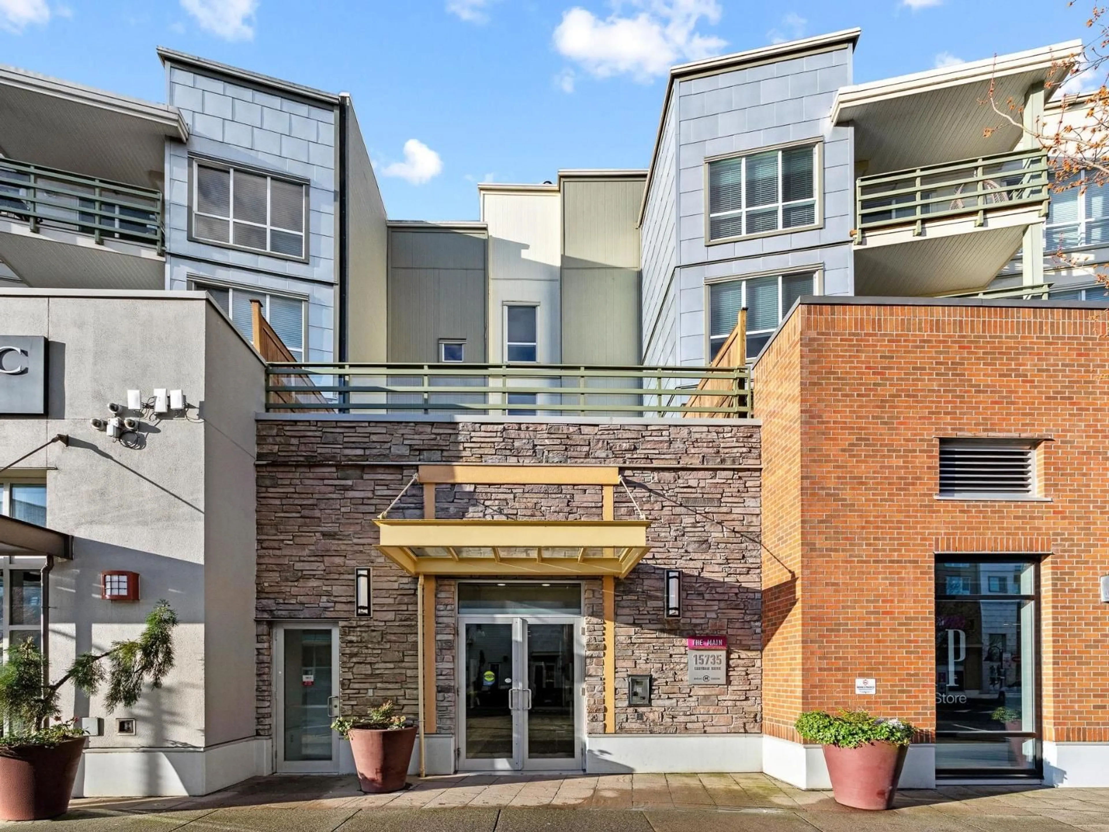 Indoor foyer for 219 - 15735 CROYDON DRIVE, Surrey British Columbia V3Z2L5