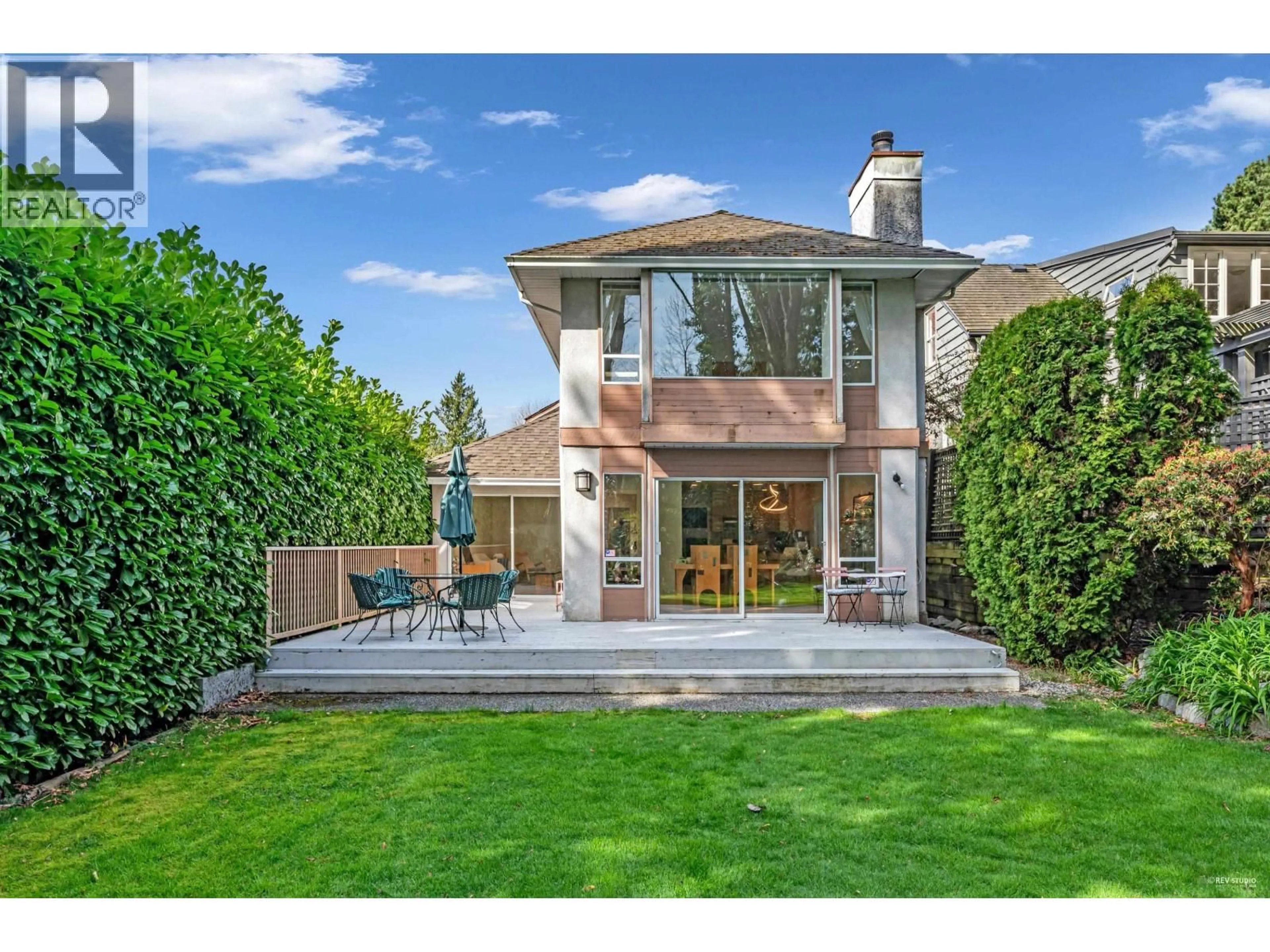 A pic from outside/outdoor area/front of a property/back of a property/a pic from drone, unknown for 1006 SINCLAIR STREET, West Vancouver British Columbia V7V3V9