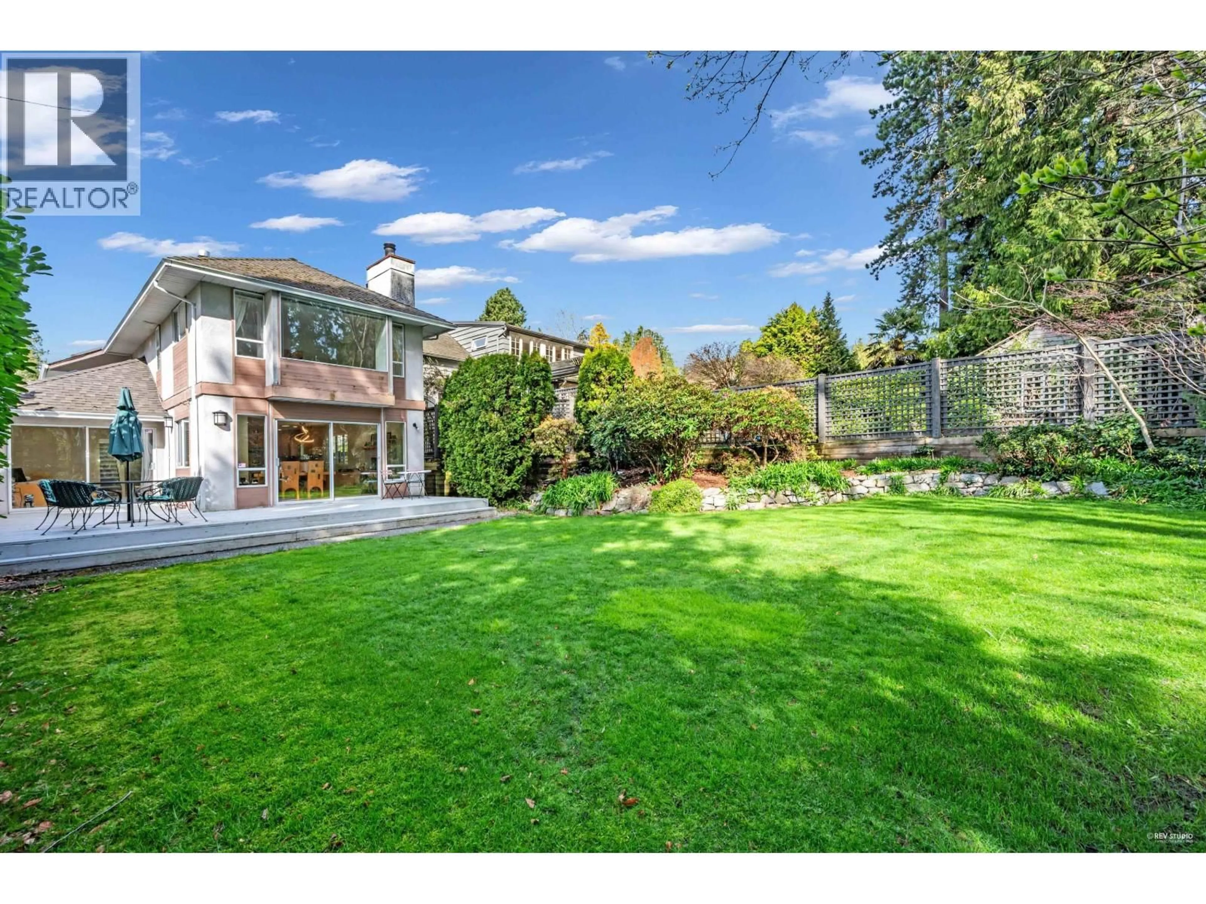 A pic from outside/outdoor area/front of a property/back of a property/a pic from drone, street for 1006 SINCLAIR STREET, West Vancouver British Columbia V7V3V9