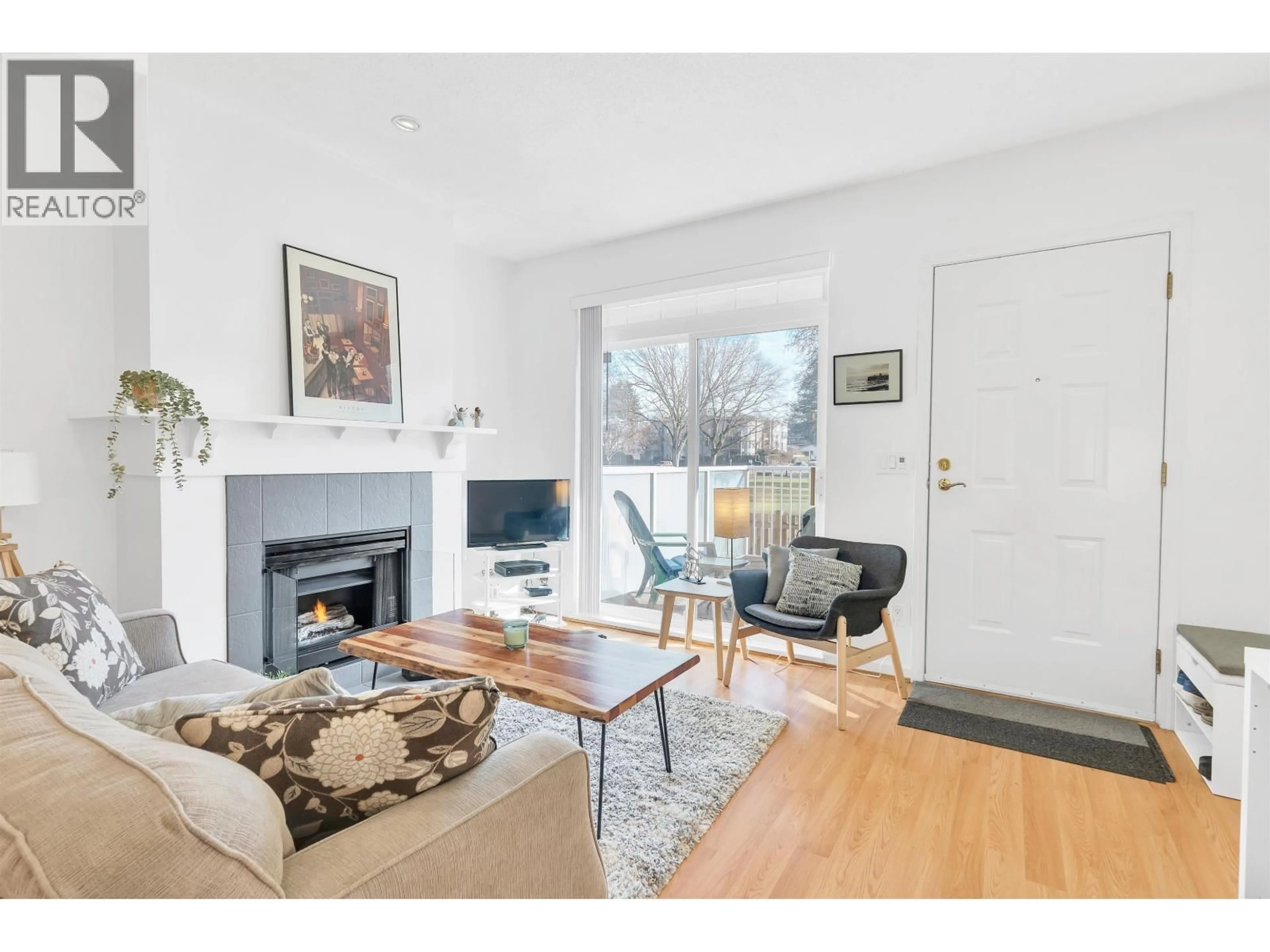 Living room with furniture, wood/laminate floor for 56 - 2422 HAWTHORNE AVENUE, Port Coquitlam British Columbia V3C6K7