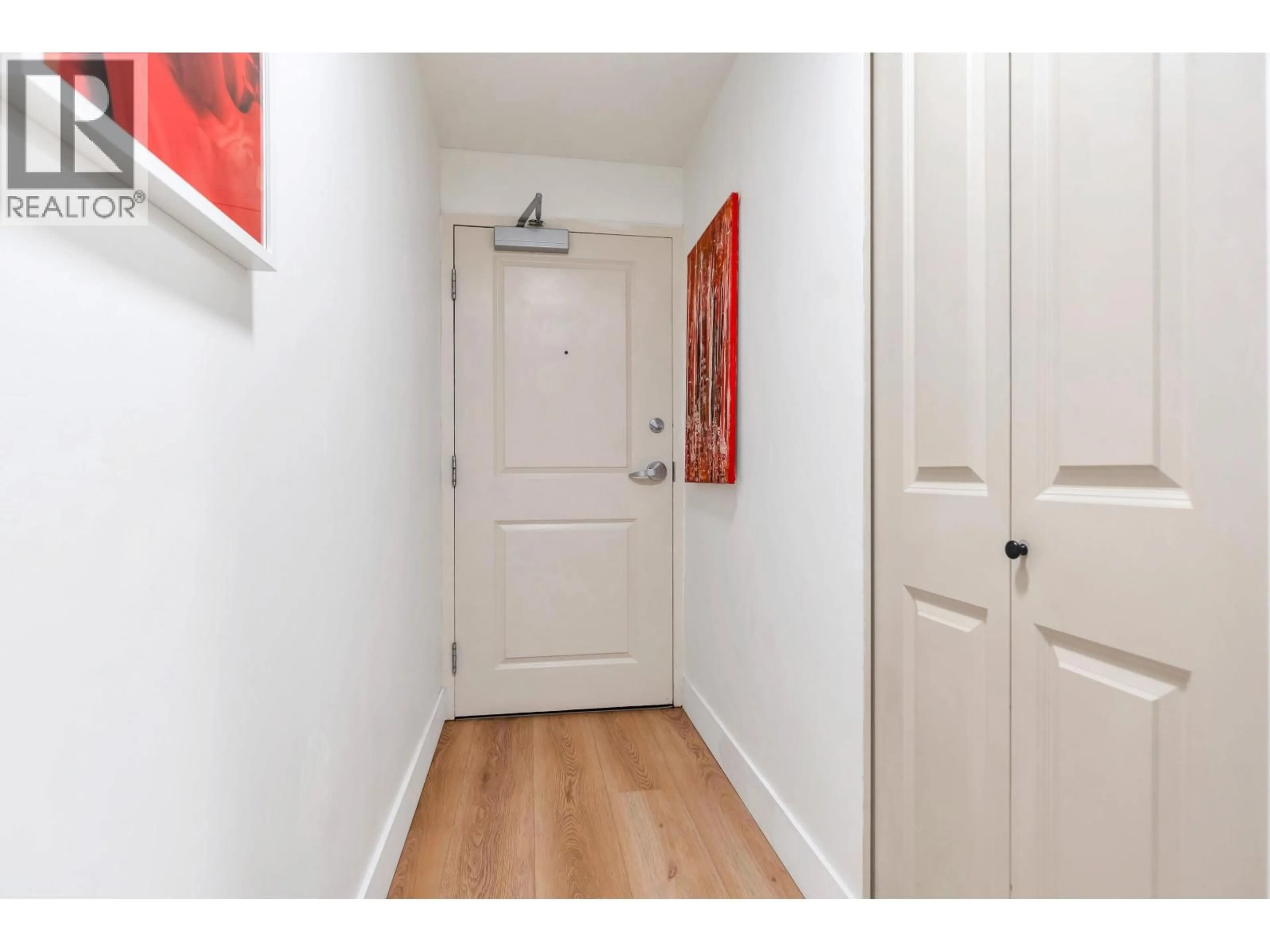 Indoor entryway for 303 - 9262 UNIVERSITY CRESCENT, Burnaby British Columbia V5A0A4