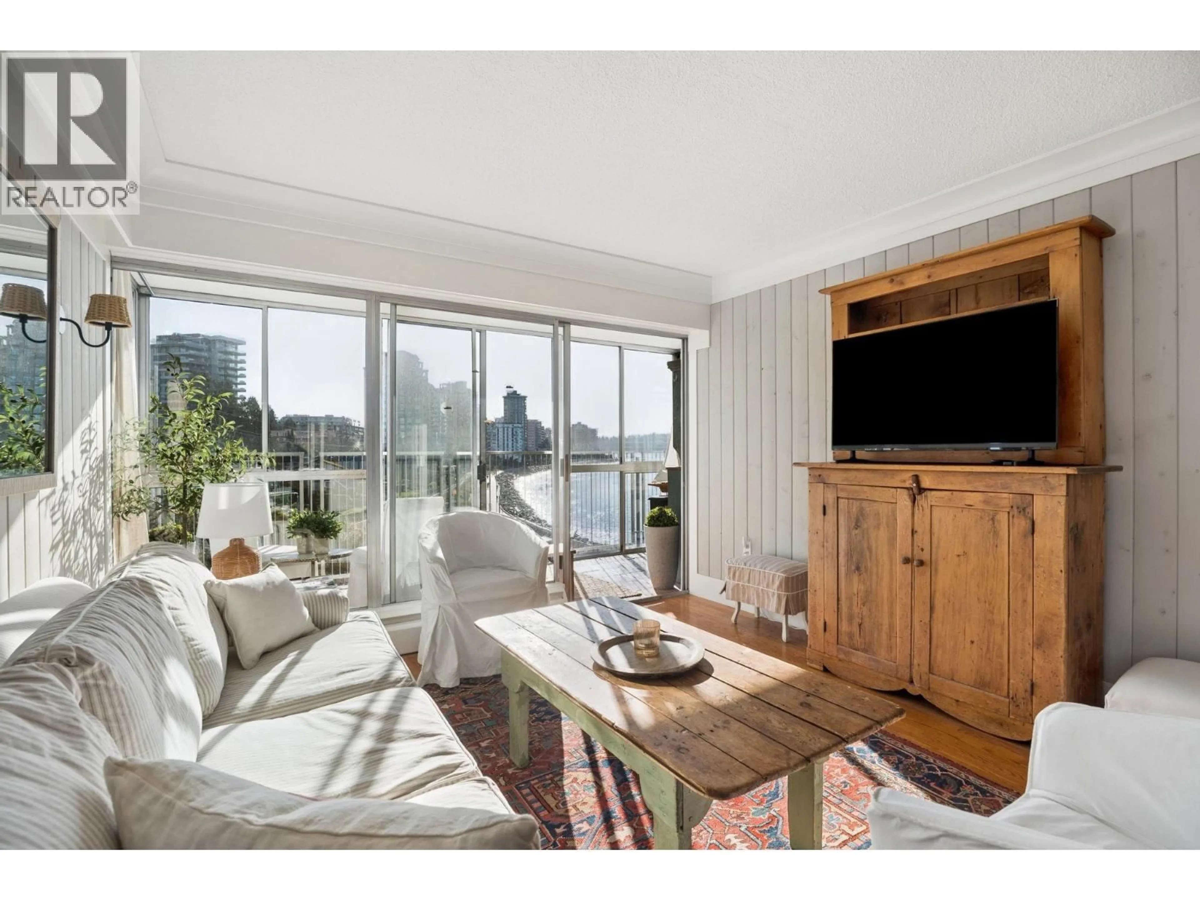 Living room with furniture, wood/laminate floor for 408 - 150 24TH STREET, West Vancouver British Columbia V7V4G8