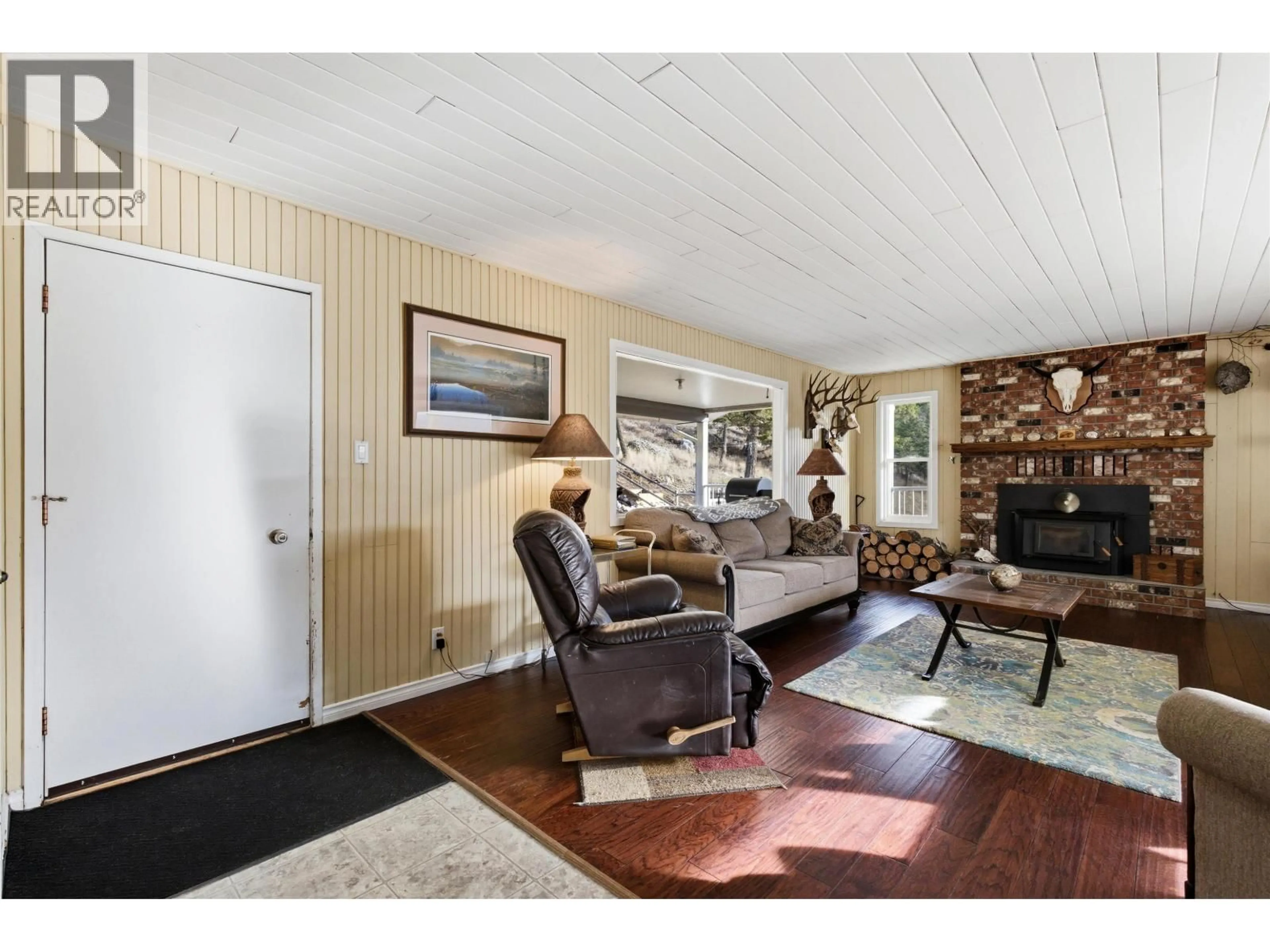 Living room with furniture, wood/laminate floor for 3023 DE SOUS MOUNTAIN ROAD, Williams Lake British Columbia V2G5M8