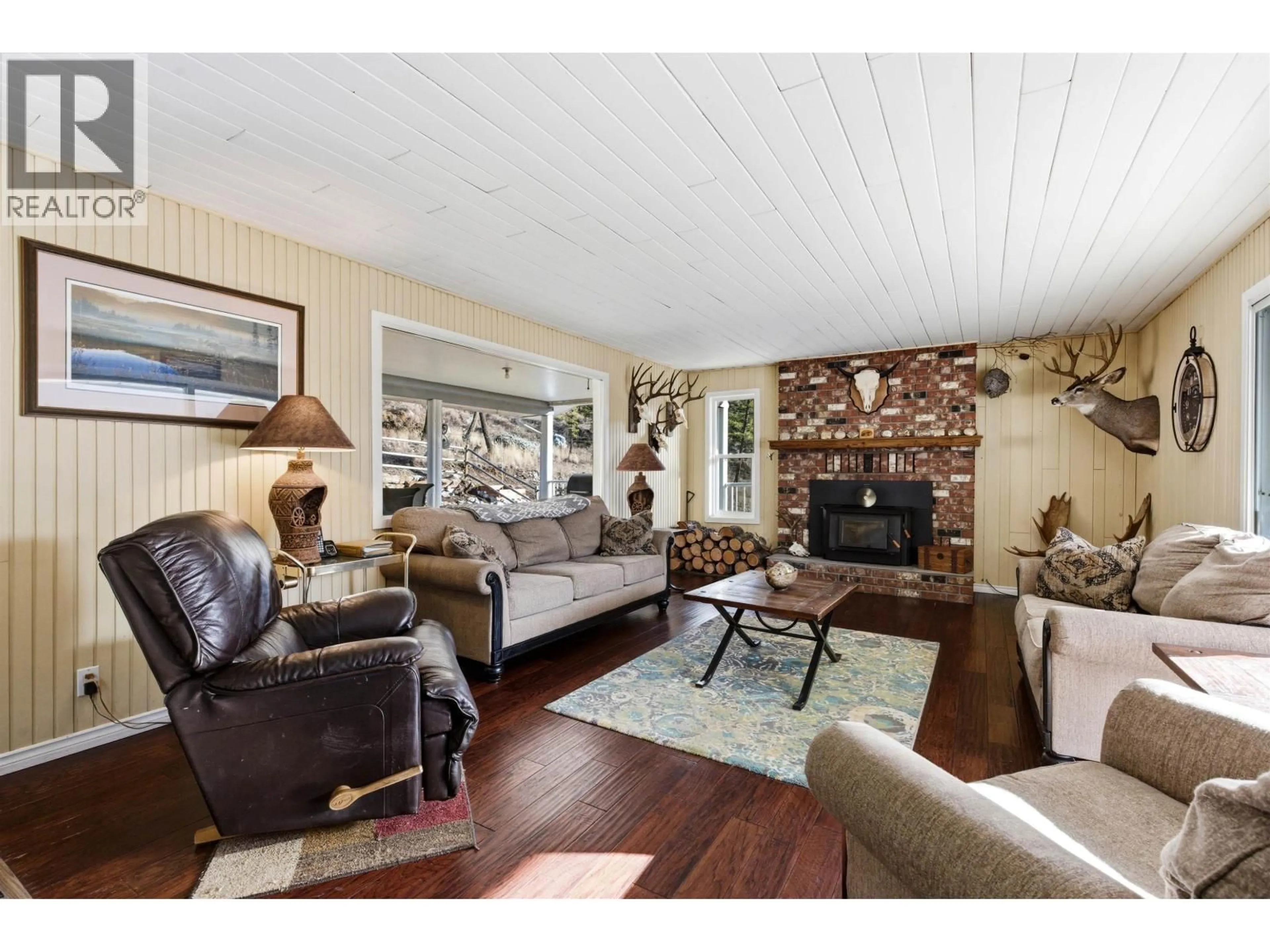 Living room with furniture, wood/laminate floor for 3023 DE SOUS MOUNTAIN ROAD, Williams Lake British Columbia V2G5M8