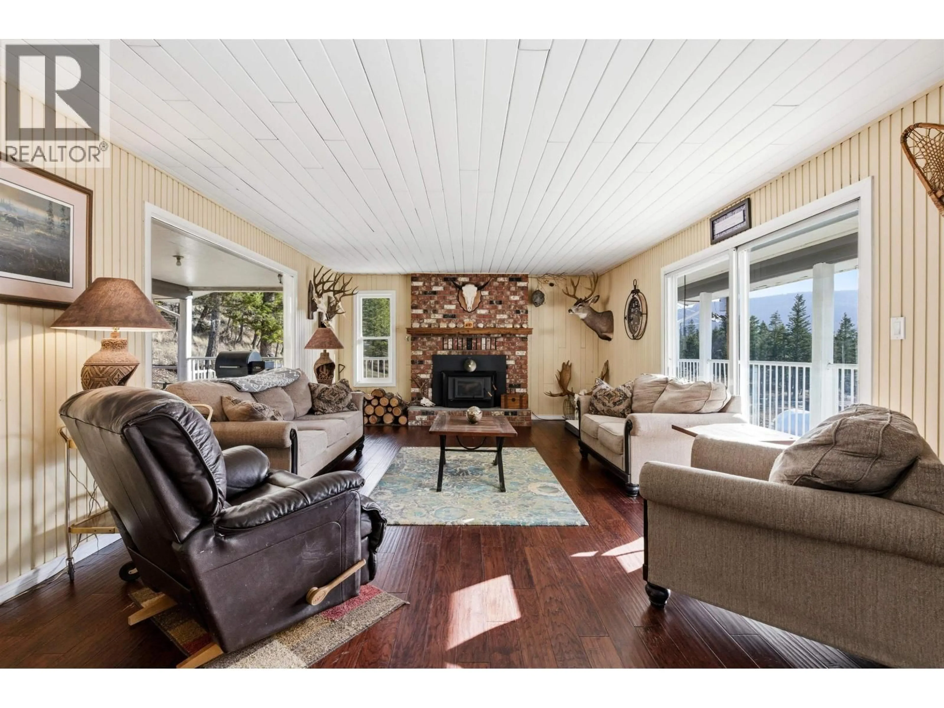 Living room with furniture, wood/laminate floor for 3023 DE SOUS MOUNTAIN ROAD, Williams Lake British Columbia V2G5M8