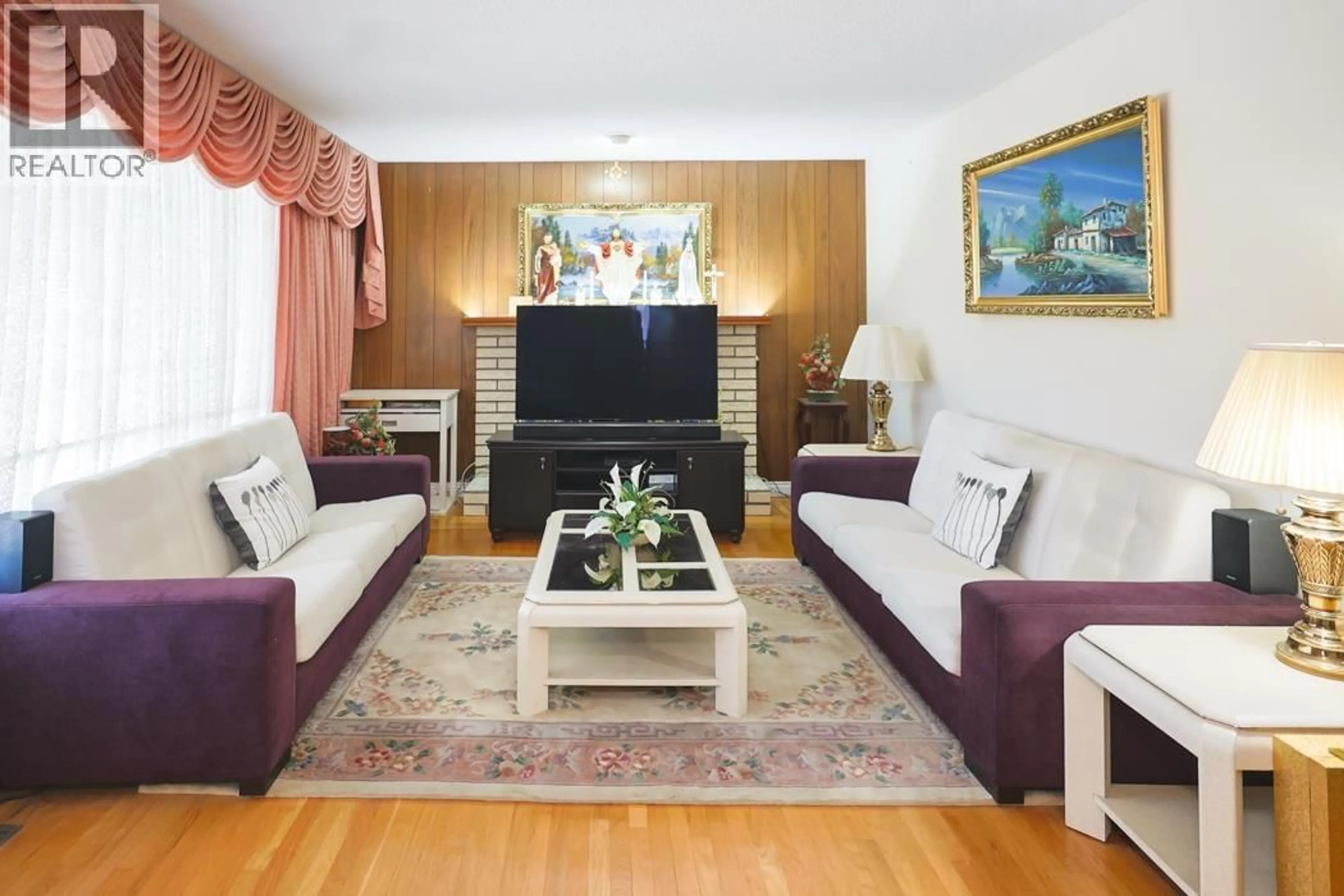 Living room with furniture, wood/laminate floor for 5730 QUEBEC STREET, Vancouver British Columbia V5W3X3