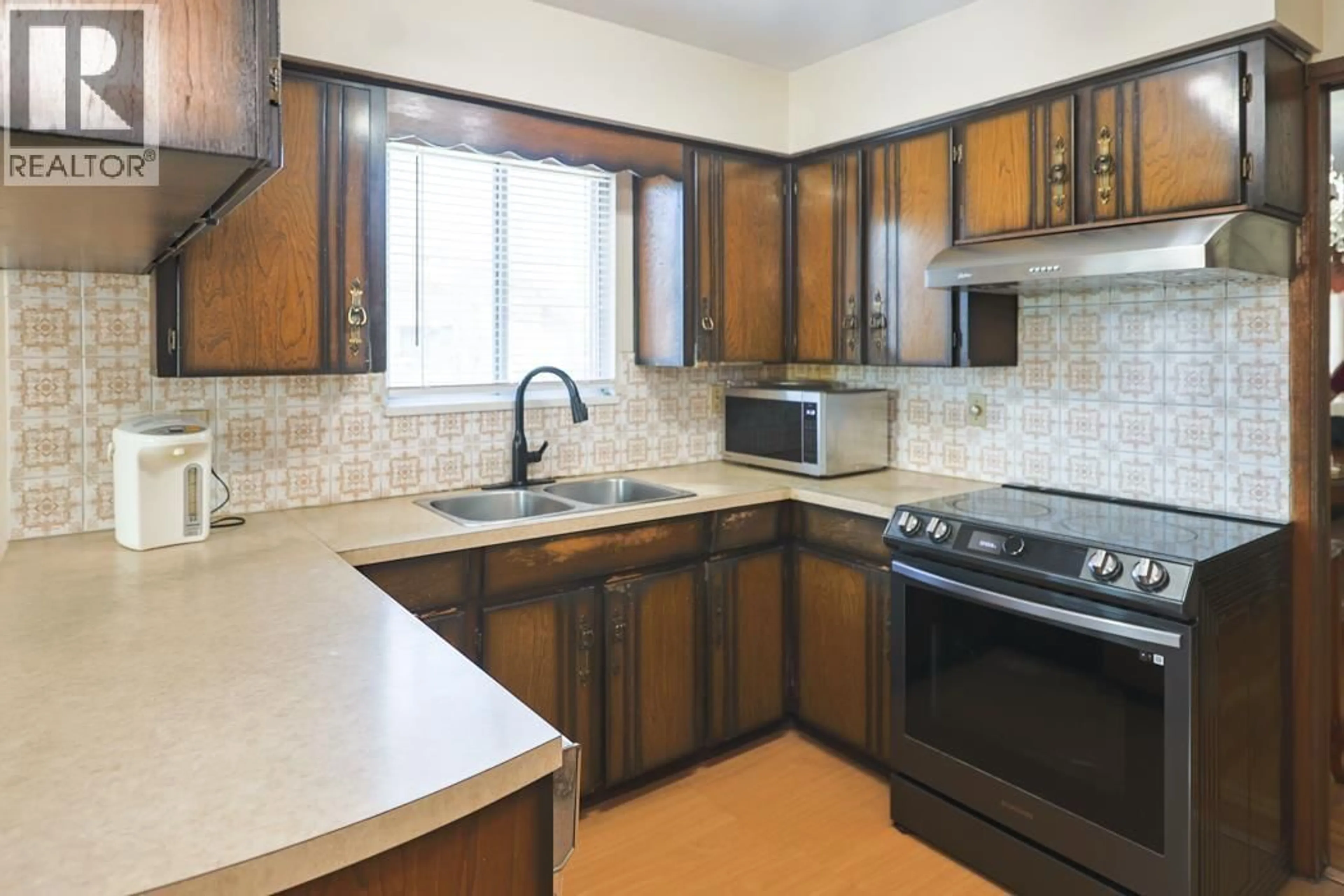 Standard kitchen, ceramic/tile floor for 5730 QUEBEC STREET, Vancouver British Columbia V5W3X3