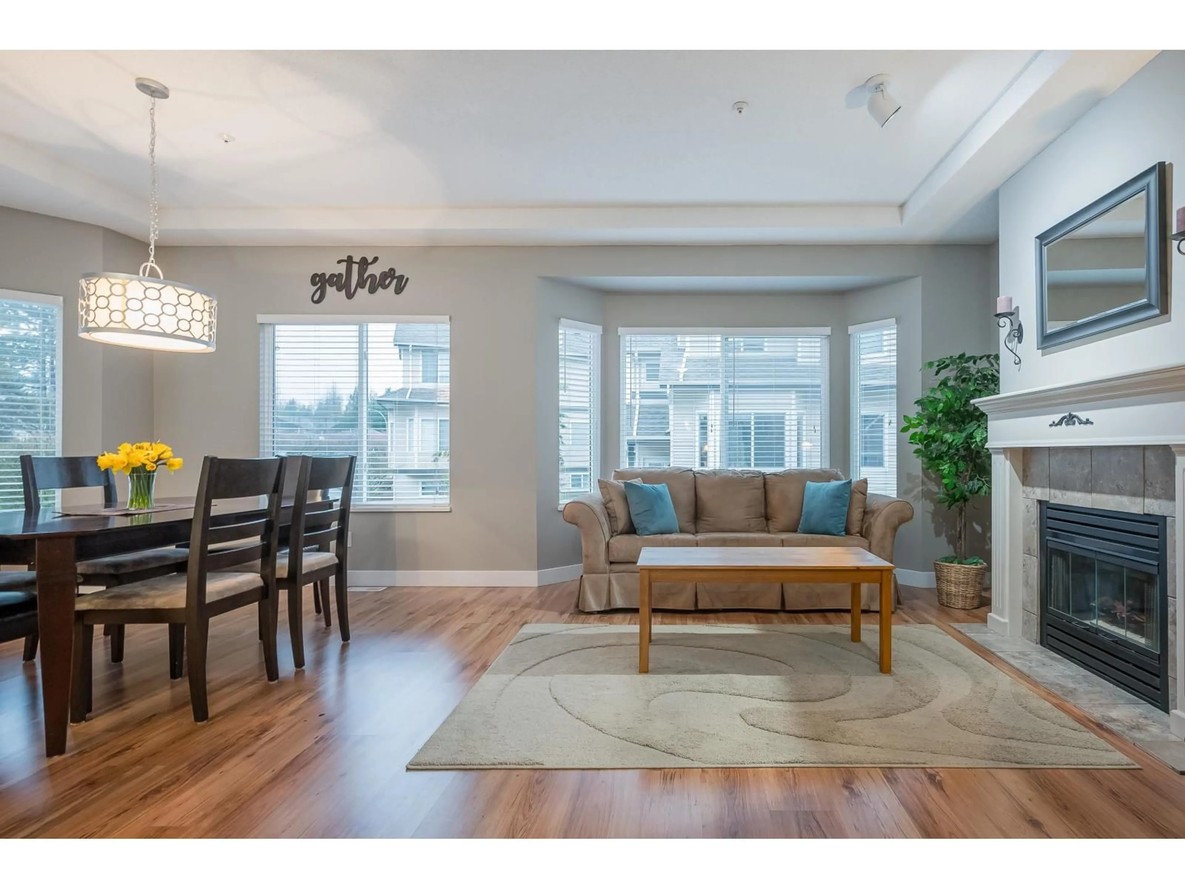 Living room with furniture, wood/laminate floor for 21 - 20750 TELEGRAPH TRAIL, Langley British Columbia V1M2W1