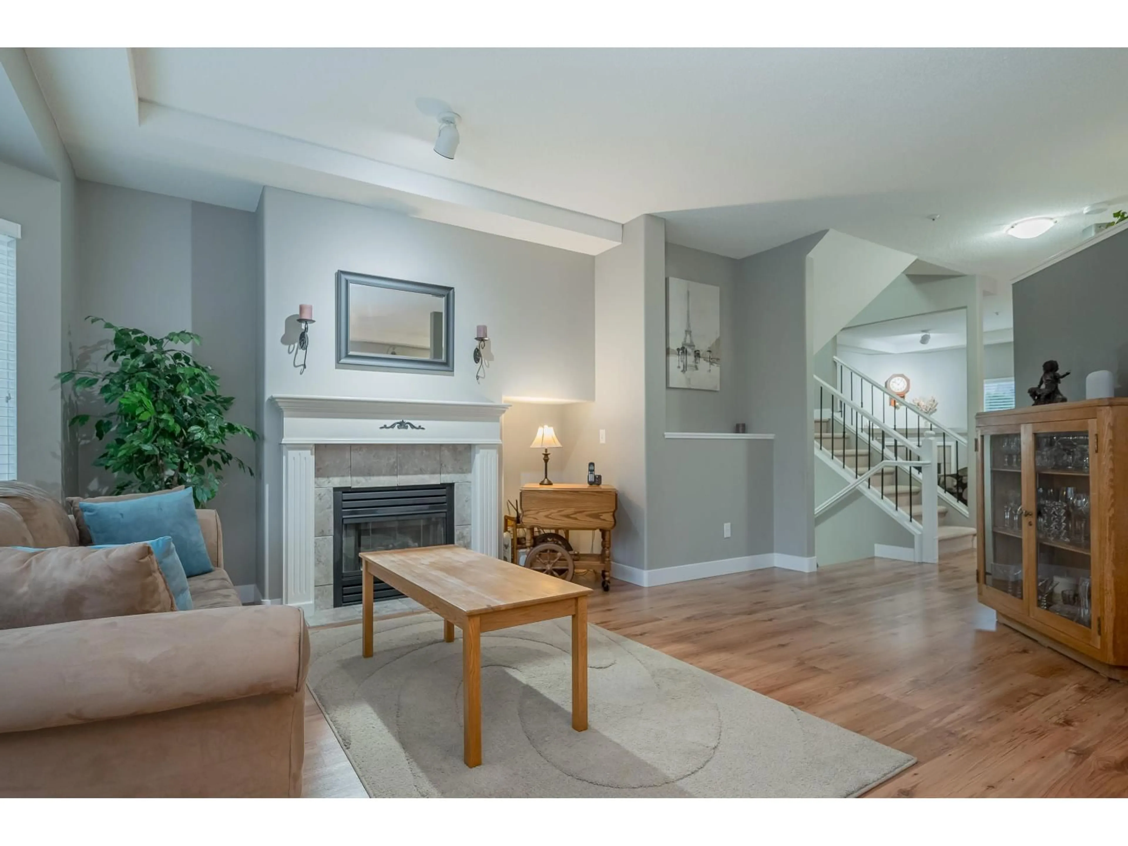 Living room with furniture, wood/laminate floor for 21 - 20750 TELEGRAPH TRAIL, Langley British Columbia V1M2W1