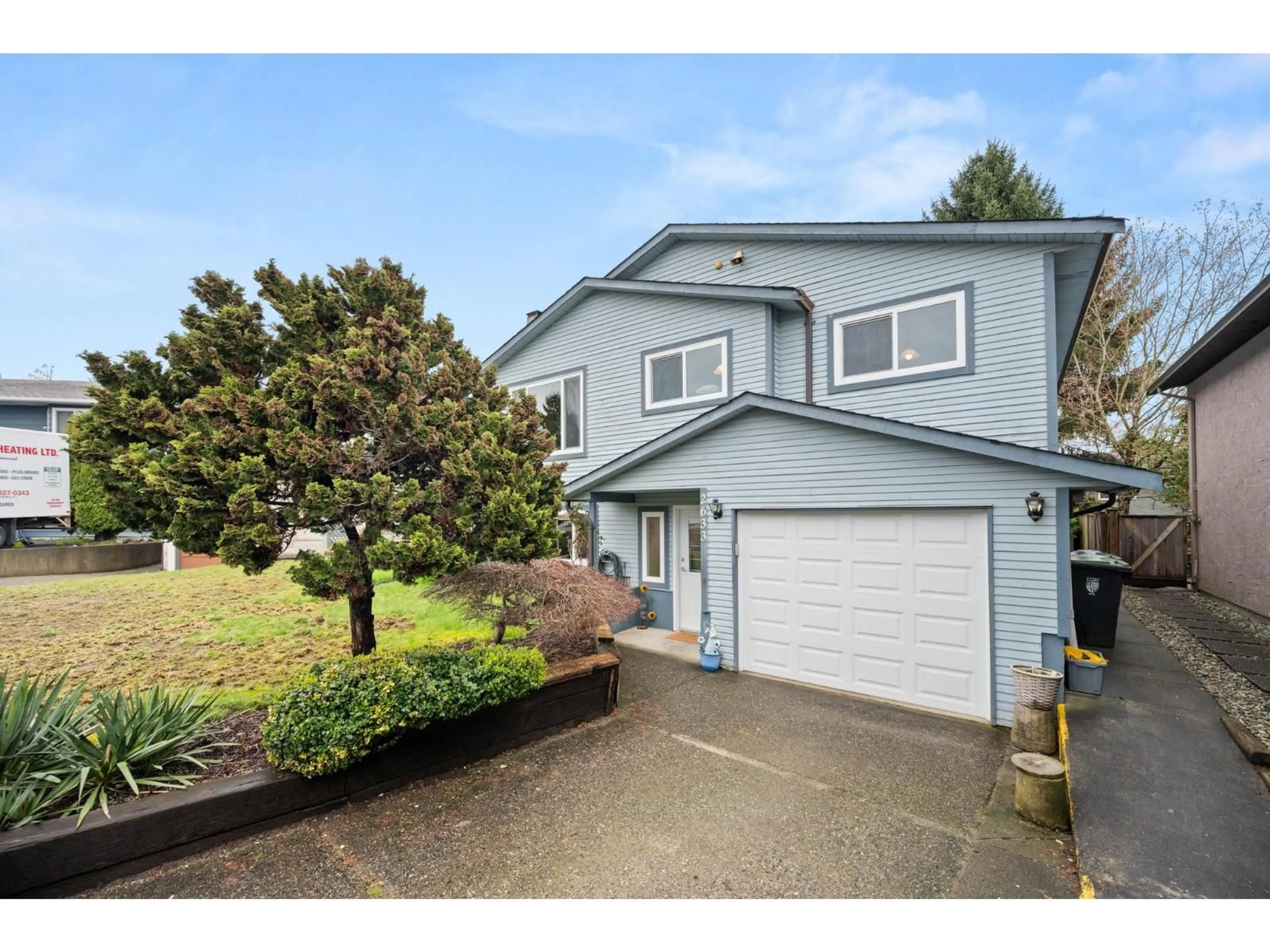 Home with vinyl exterior material, street for 2633 WILDWOOD COURT, Langley British Columbia V2Y1E8