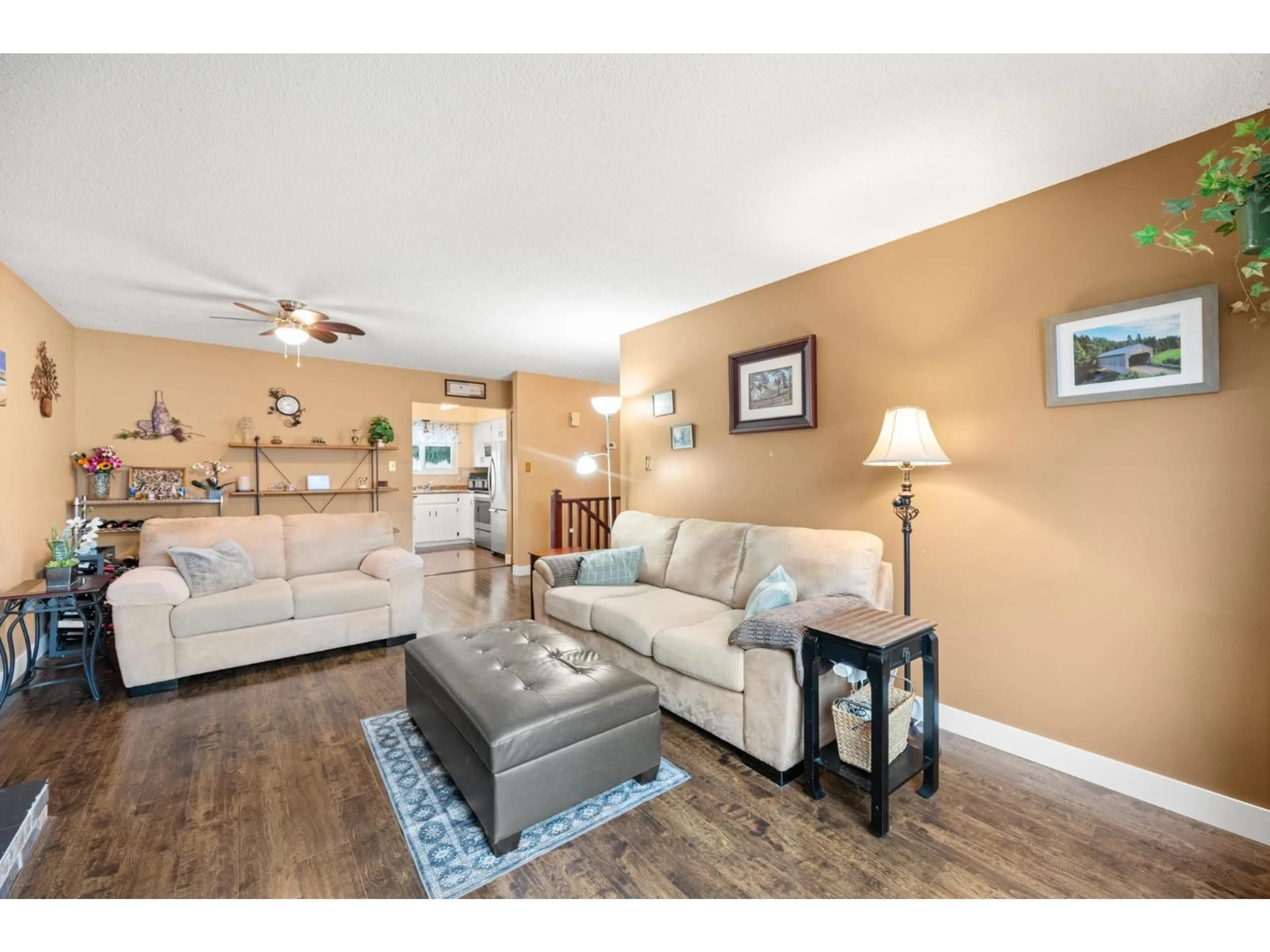 Living room with furniture, wood/laminate floor for 2633 WILDWOOD COURT, Langley British Columbia V2Y1E8