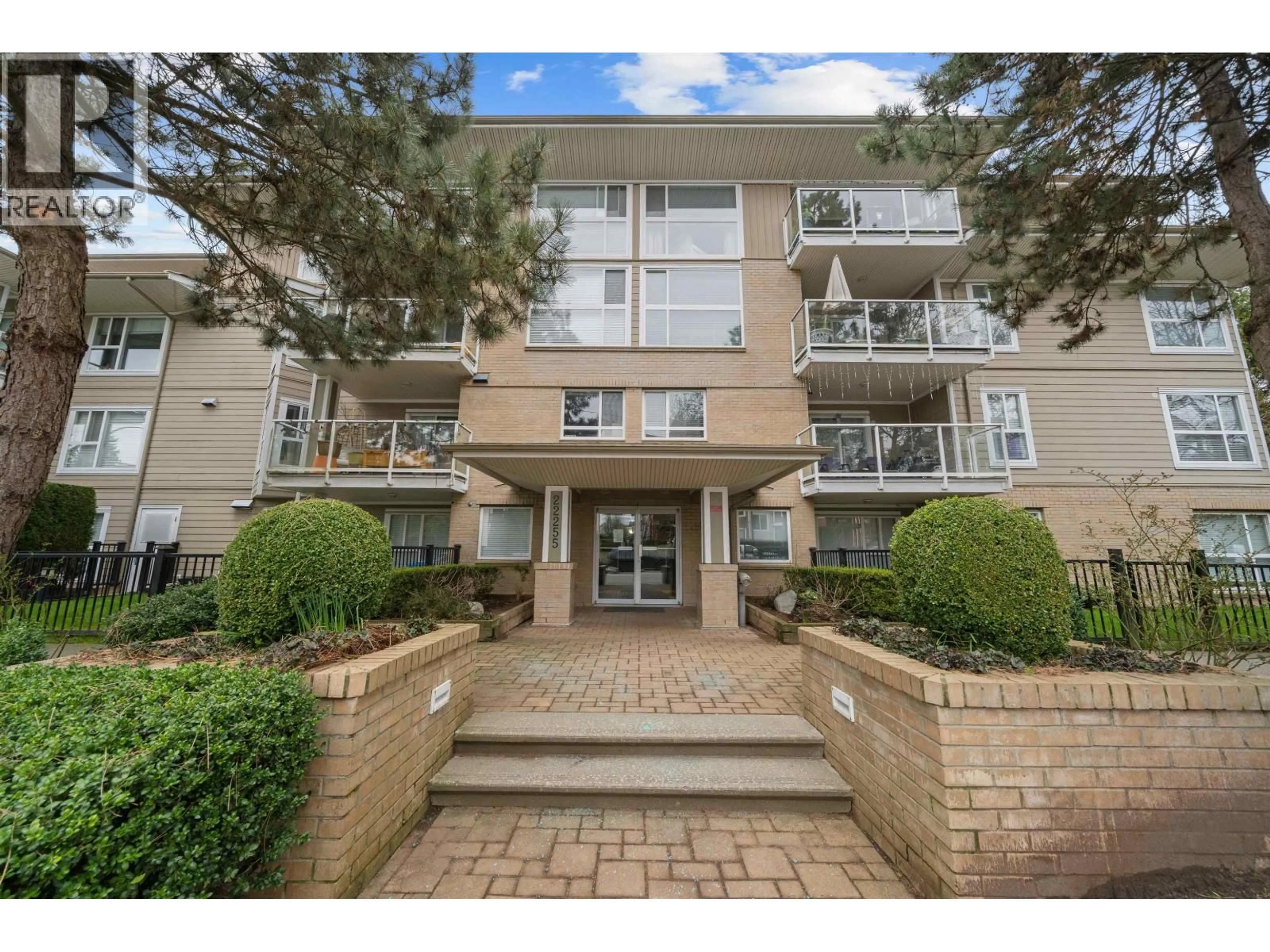 Indoor foyer for 213 - 22255 122 AVENUE, Maple Ridge British Columbia V2X3X8