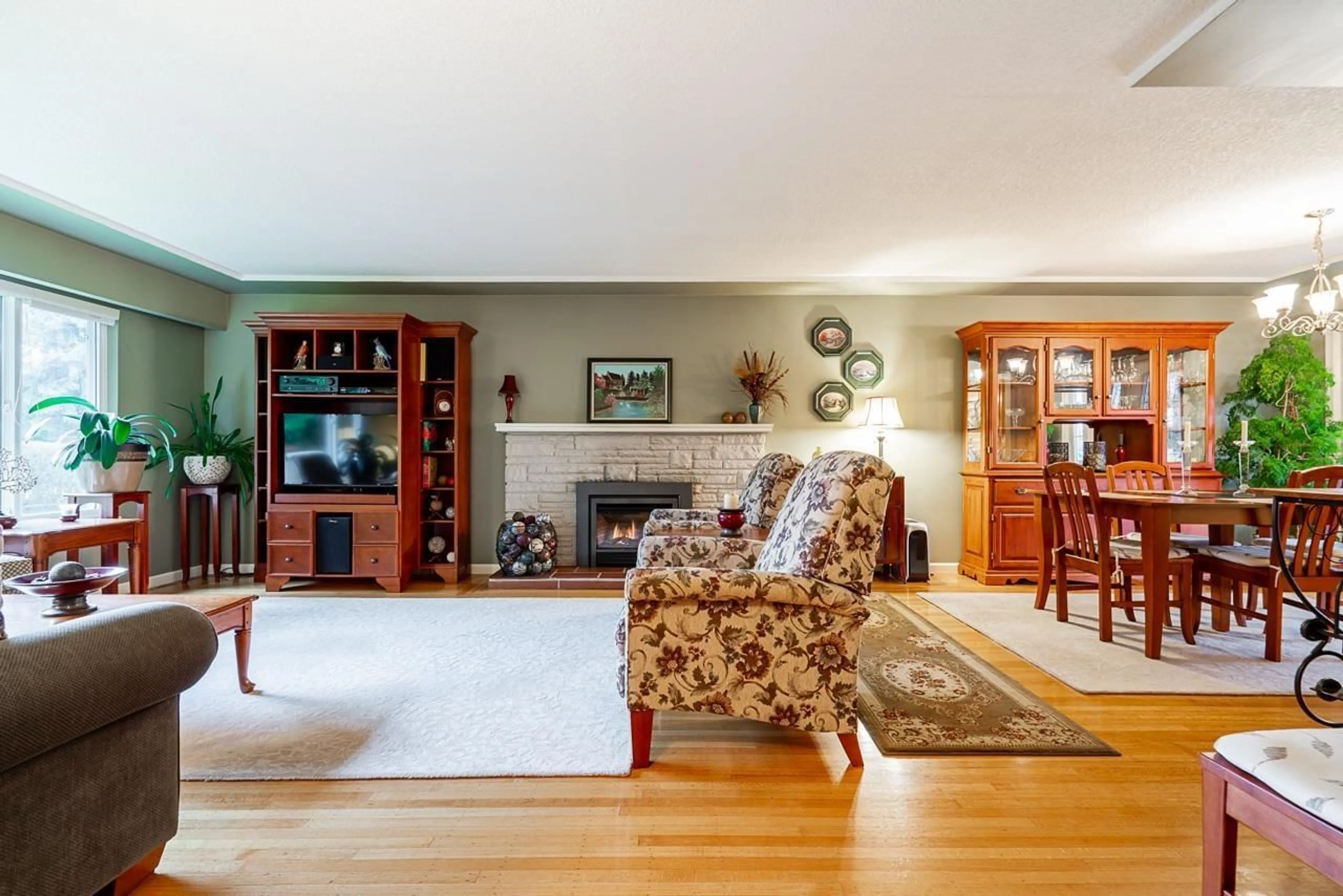 Living room with furniture, unknown for 13789 BENTLEY ROAD, Surrey British Columbia V3R5C5